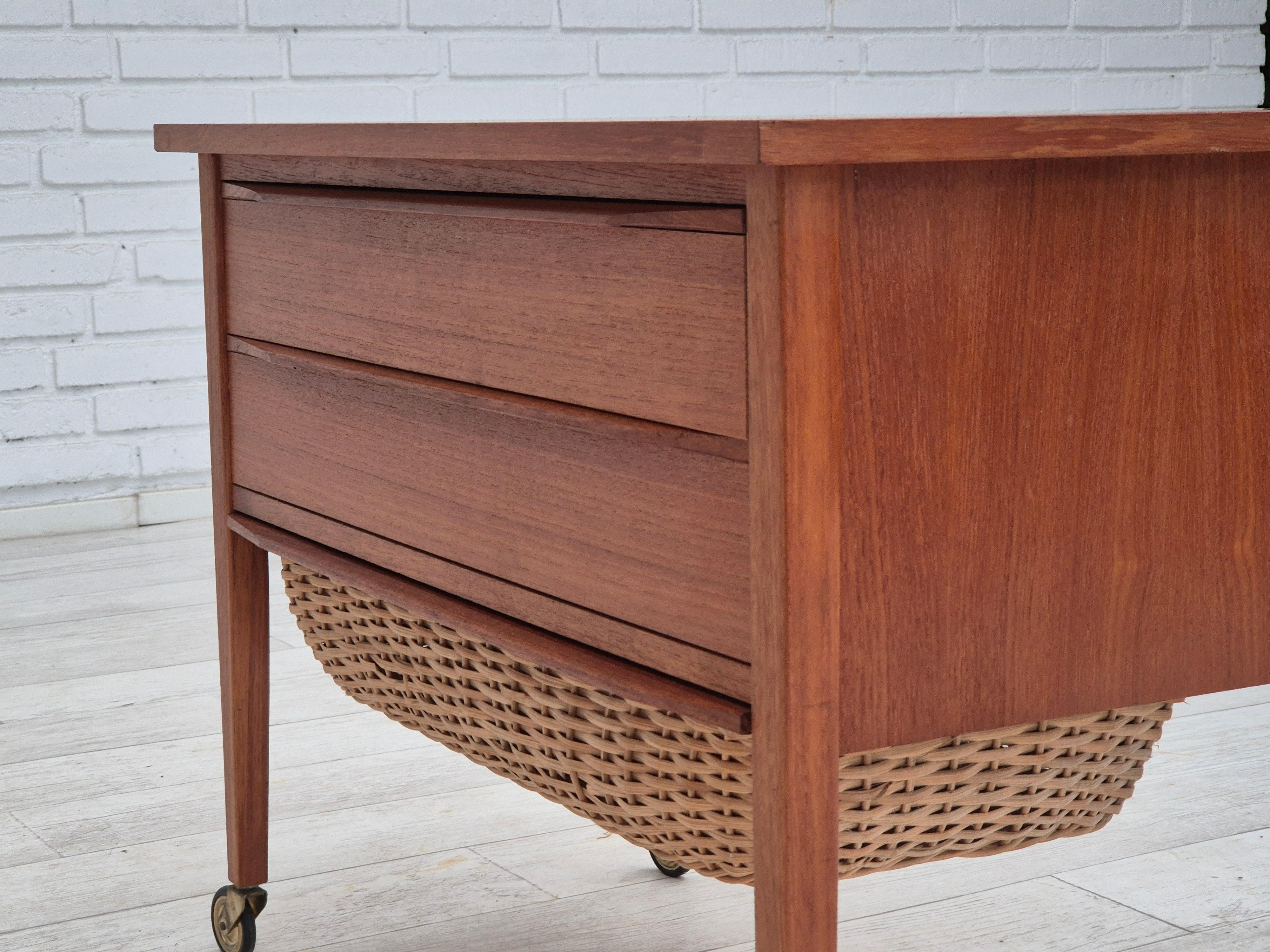 Commode d'appoint danoise des années 1970, bois de teck, rotin, roues en laiton, original en vente 8