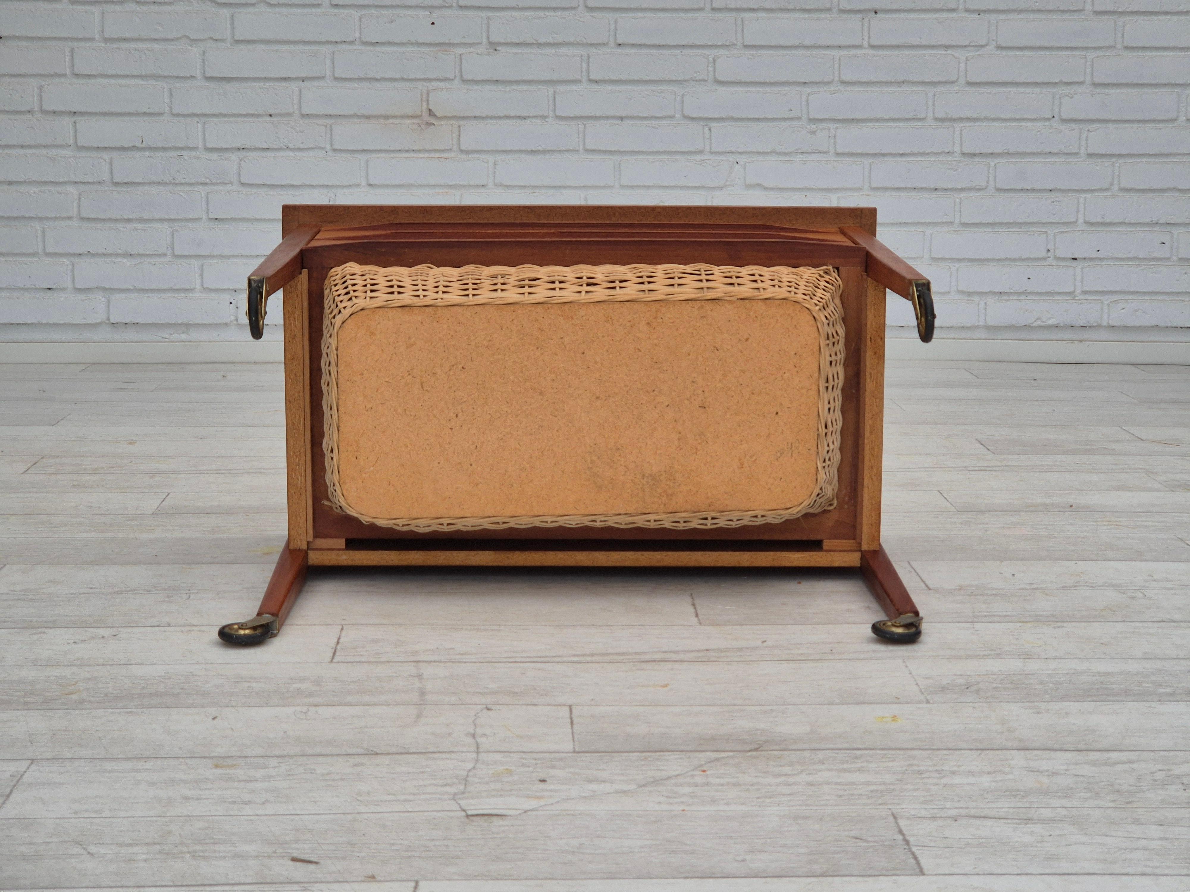 Commode d'appoint danoise des années 1970, bois de teck, rotin, roues en laiton, original en vente 9
