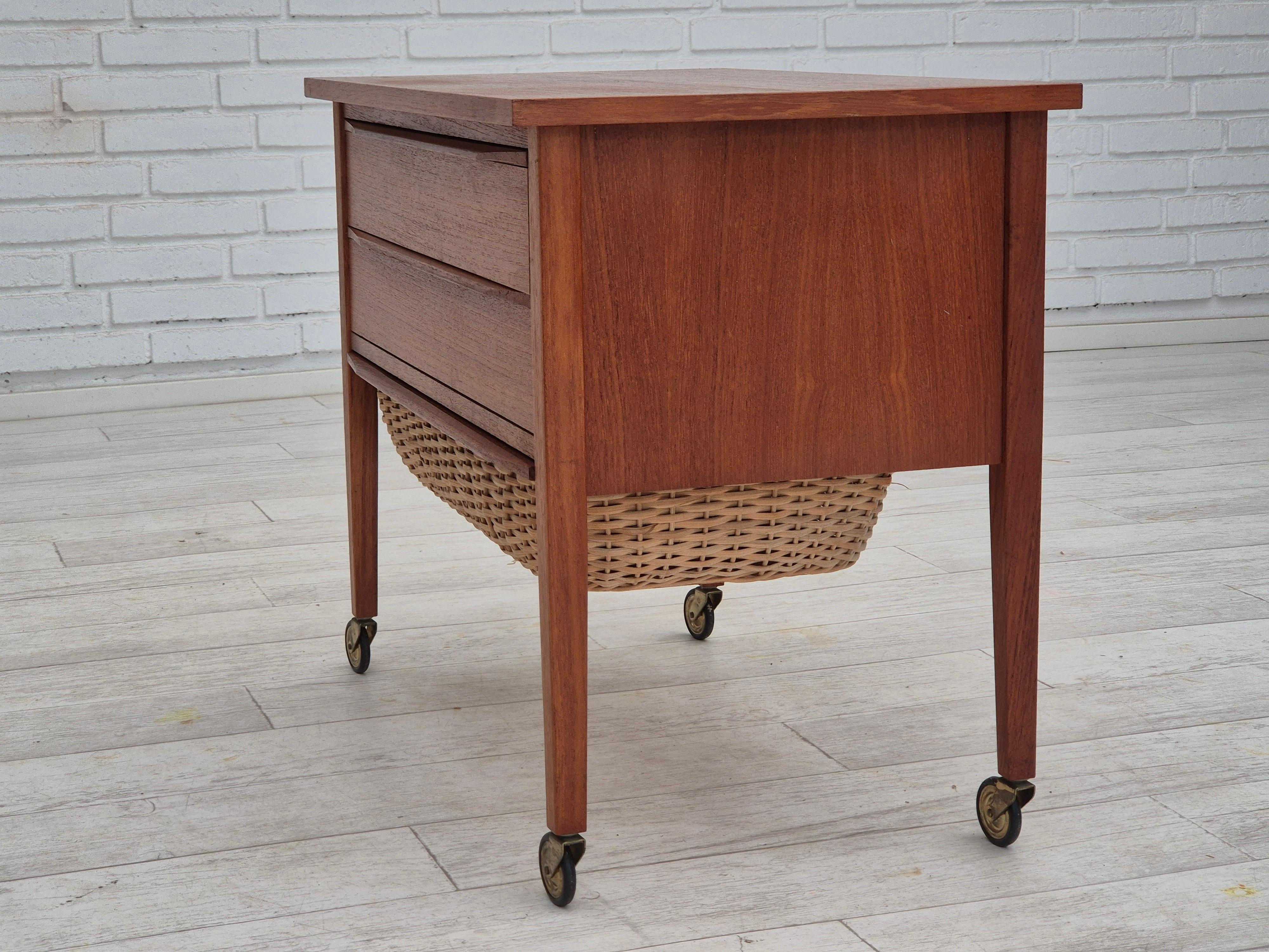 Commode d'appoint danoise des années 1970, bois de teck, rotin, roues en laiton, original en vente 10