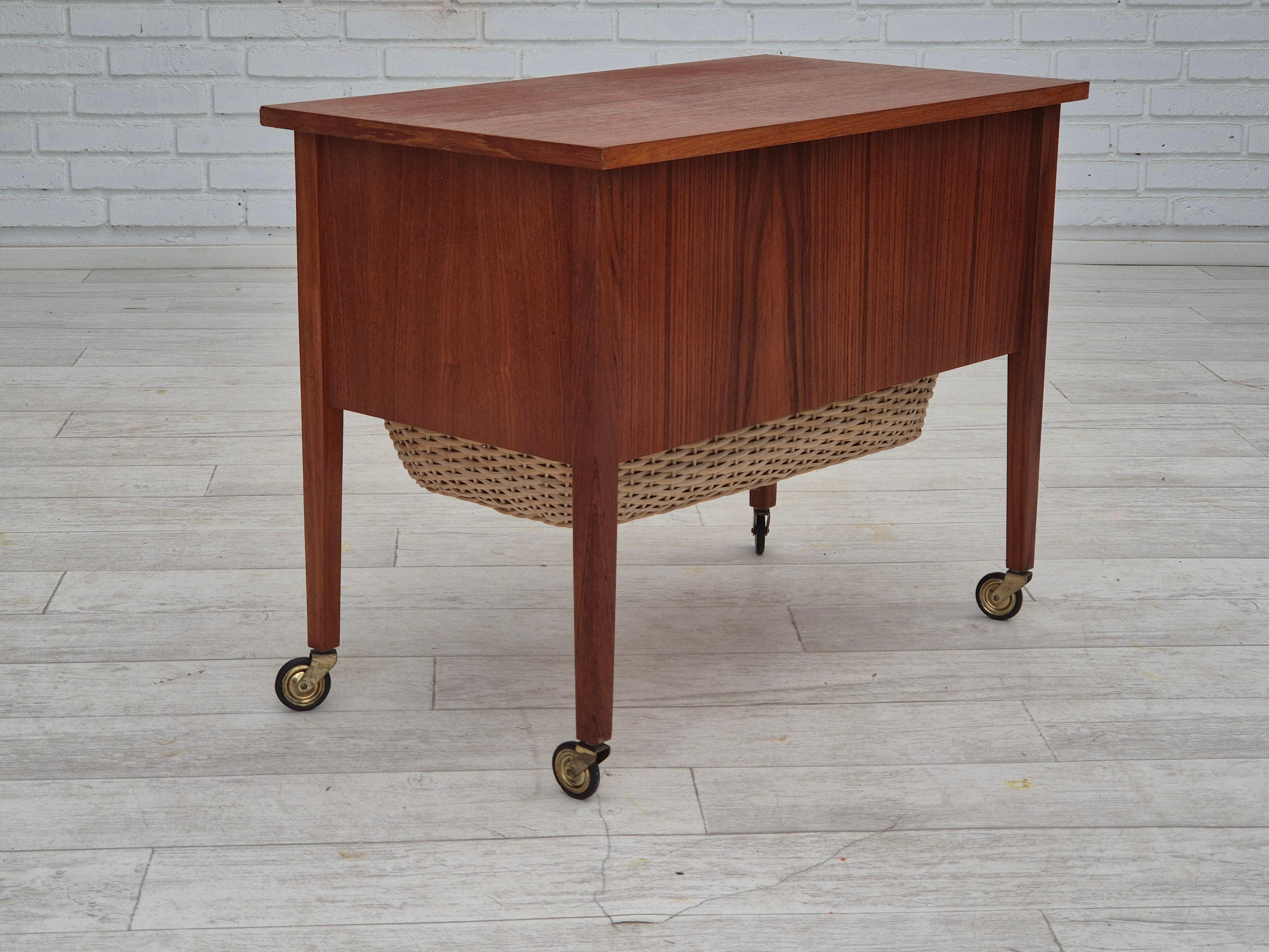 Commode d'appoint danoise des années 1970, bois de teck, rotin, roues en laiton, original en vente 11
