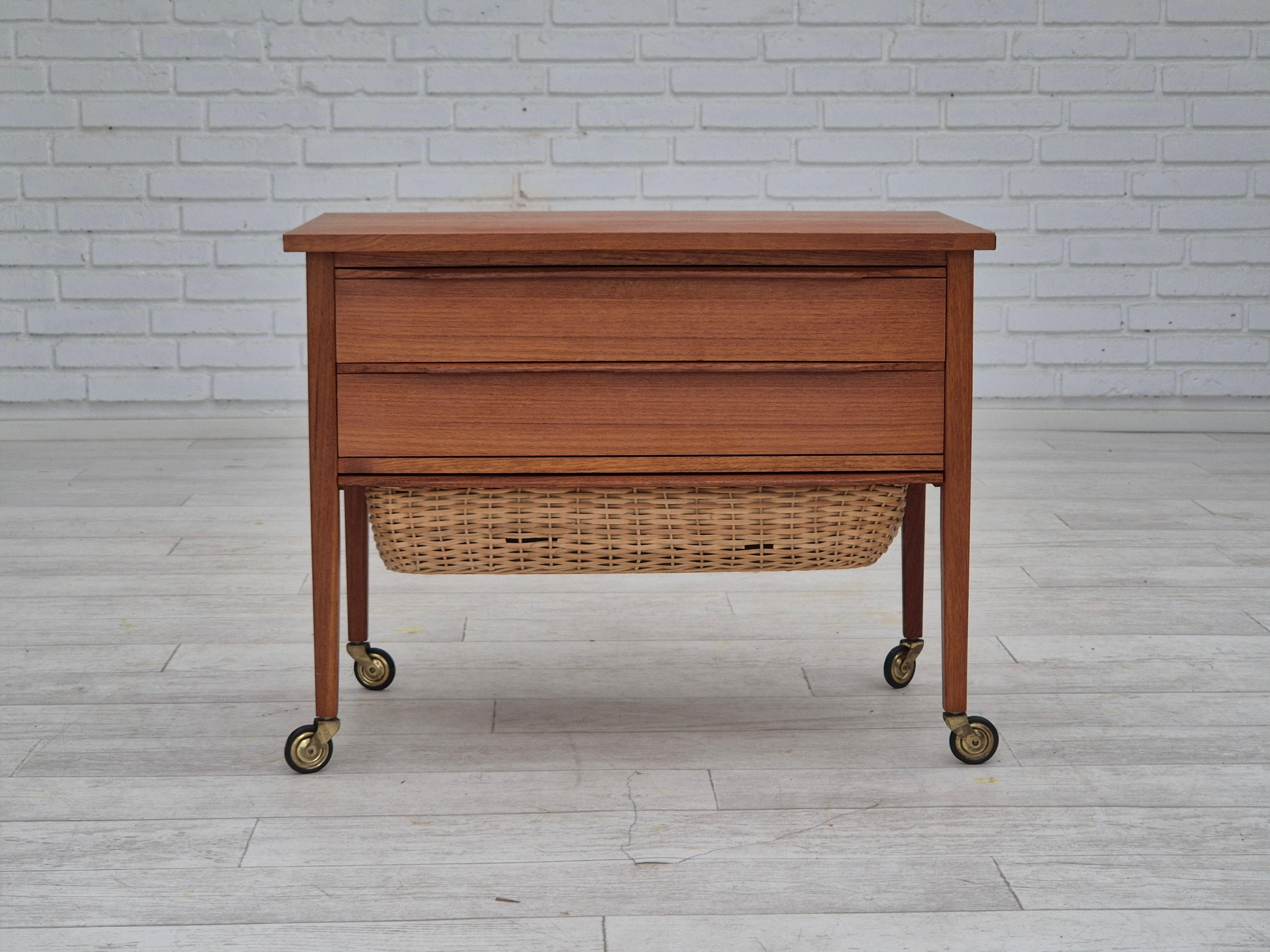 1970, Commode latérale danoise. Bois de teck, rotin et roues en laiton. Très bon état d'origine : pas d'odeurs, pas de taches, construction stable. Design/One classique des années 70. Fabriqué par un fabricant de meubles danois dans les années