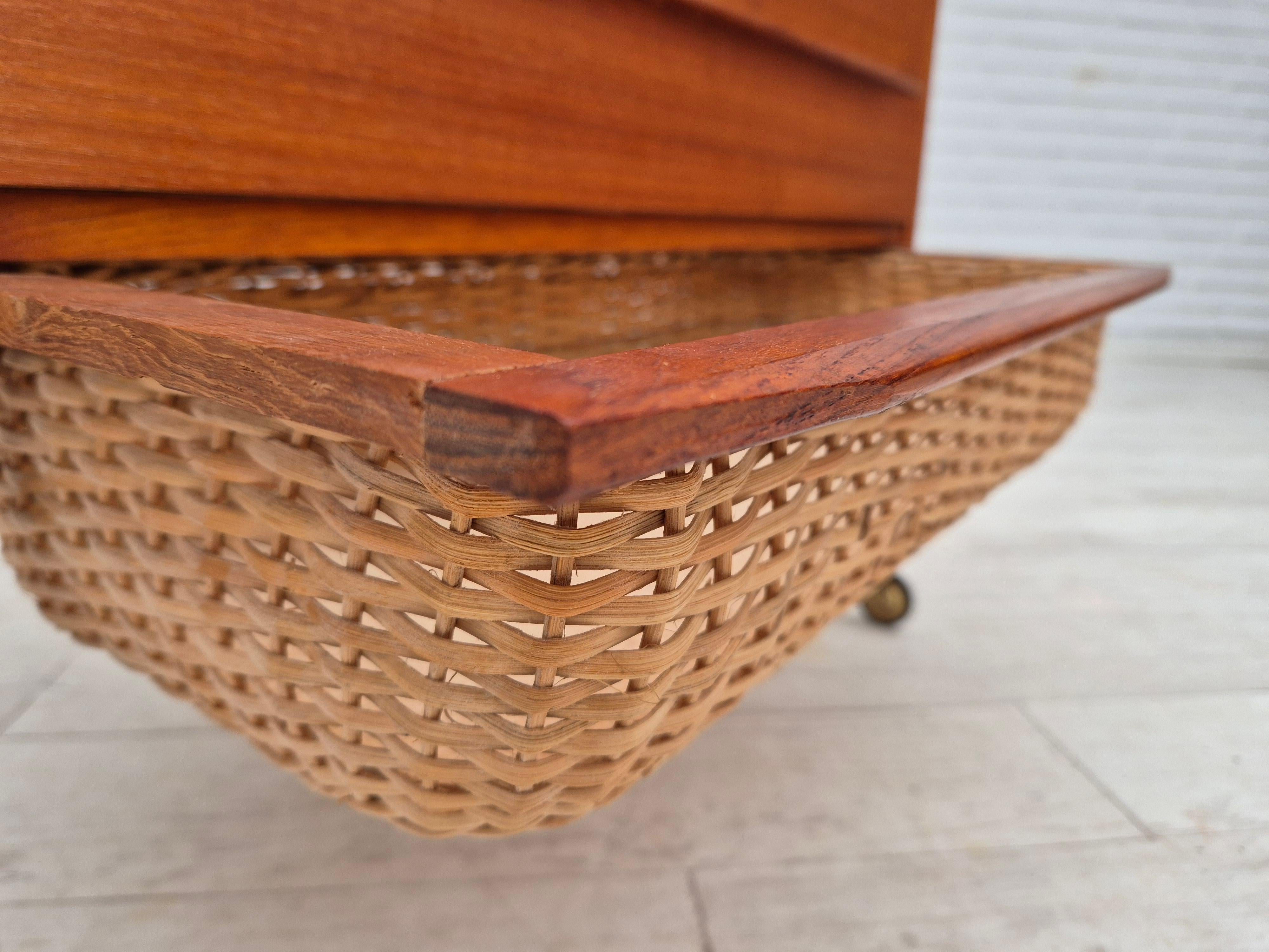 Scandinave moderne Commode d'appoint danoise des années 1970, bois de teck, rotin, roues en laiton, original en vente