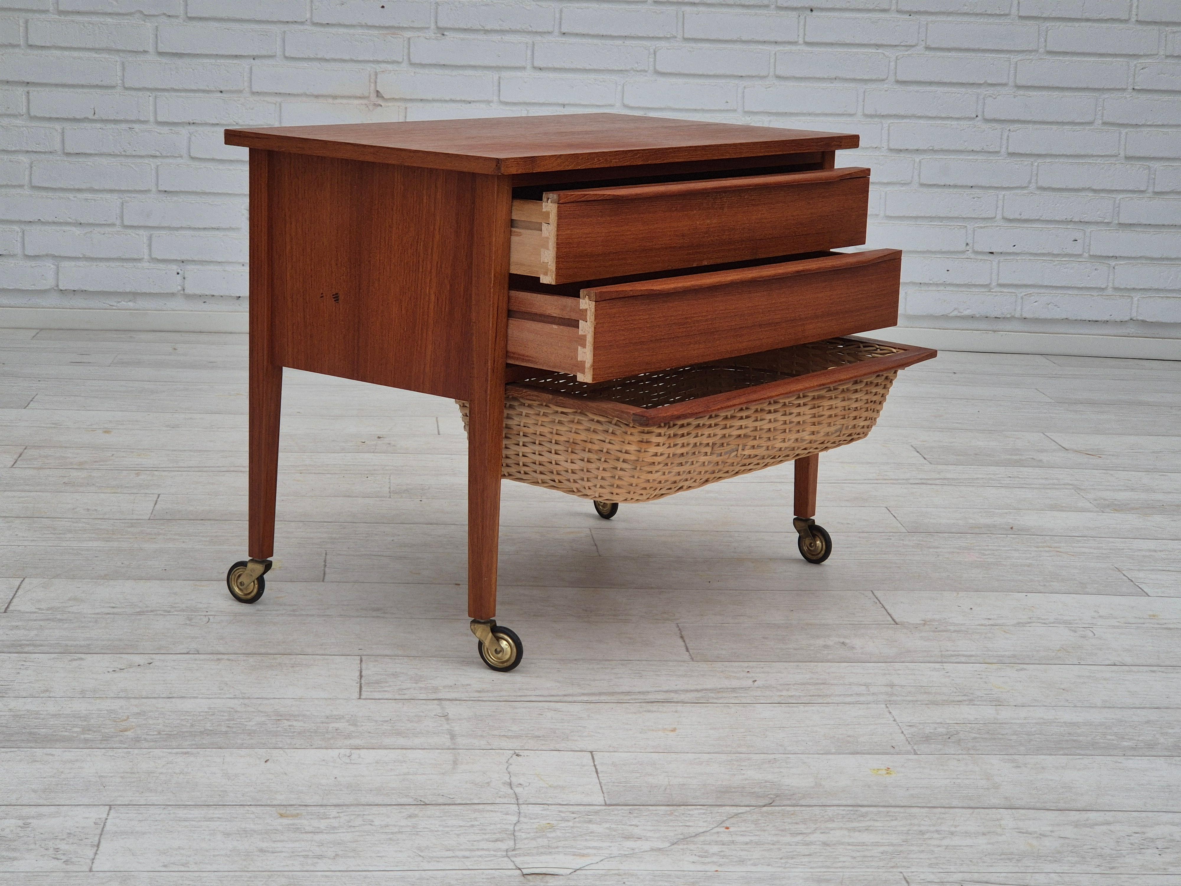 Danois Commode d'appoint danoise des années 1970, bois de teck, rotin, roues en laiton, original en vente