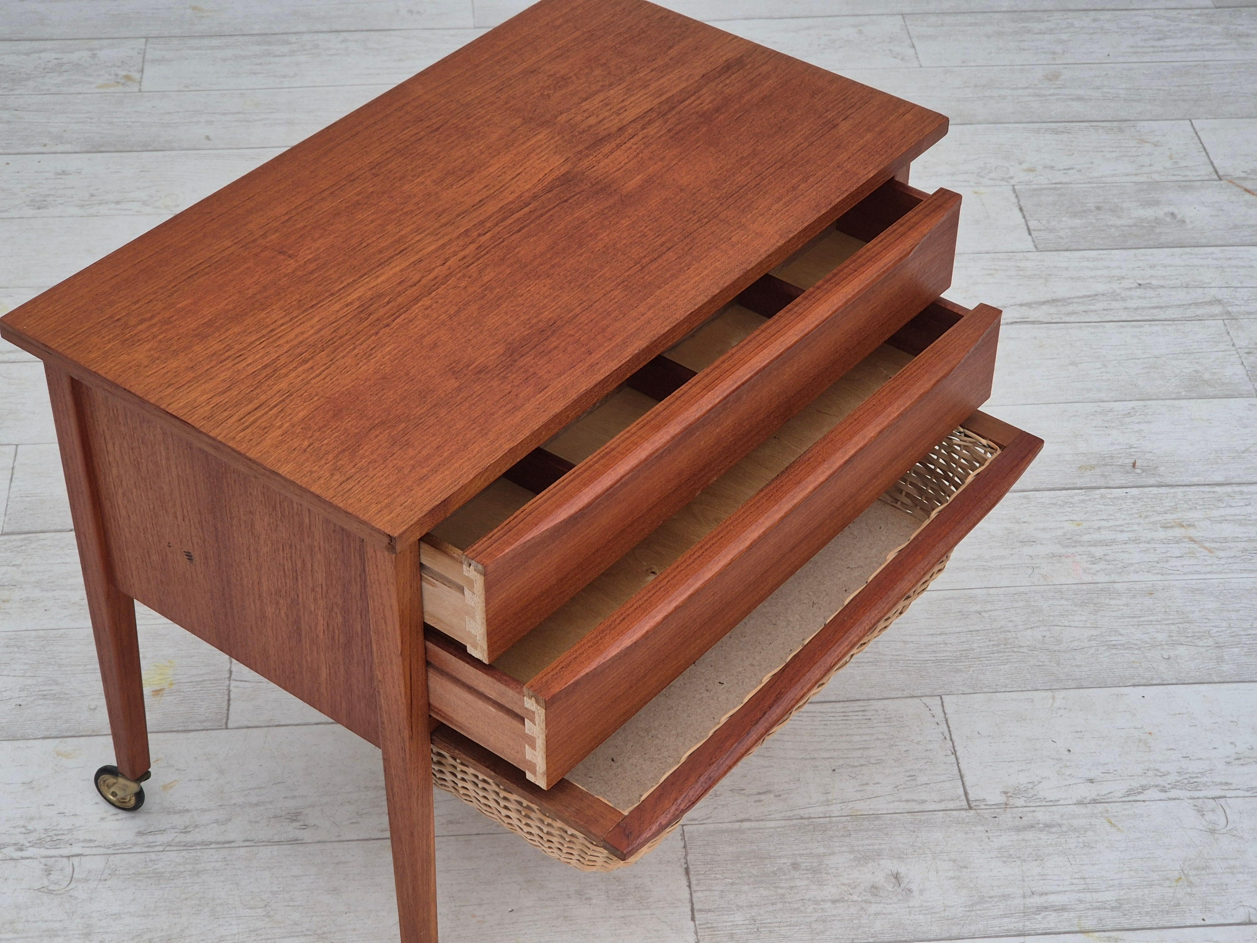 Commode d'appoint danoise des années 1970, bois de teck, rotin, roues en laiton, original Bon état - En vente à Tarm, 82