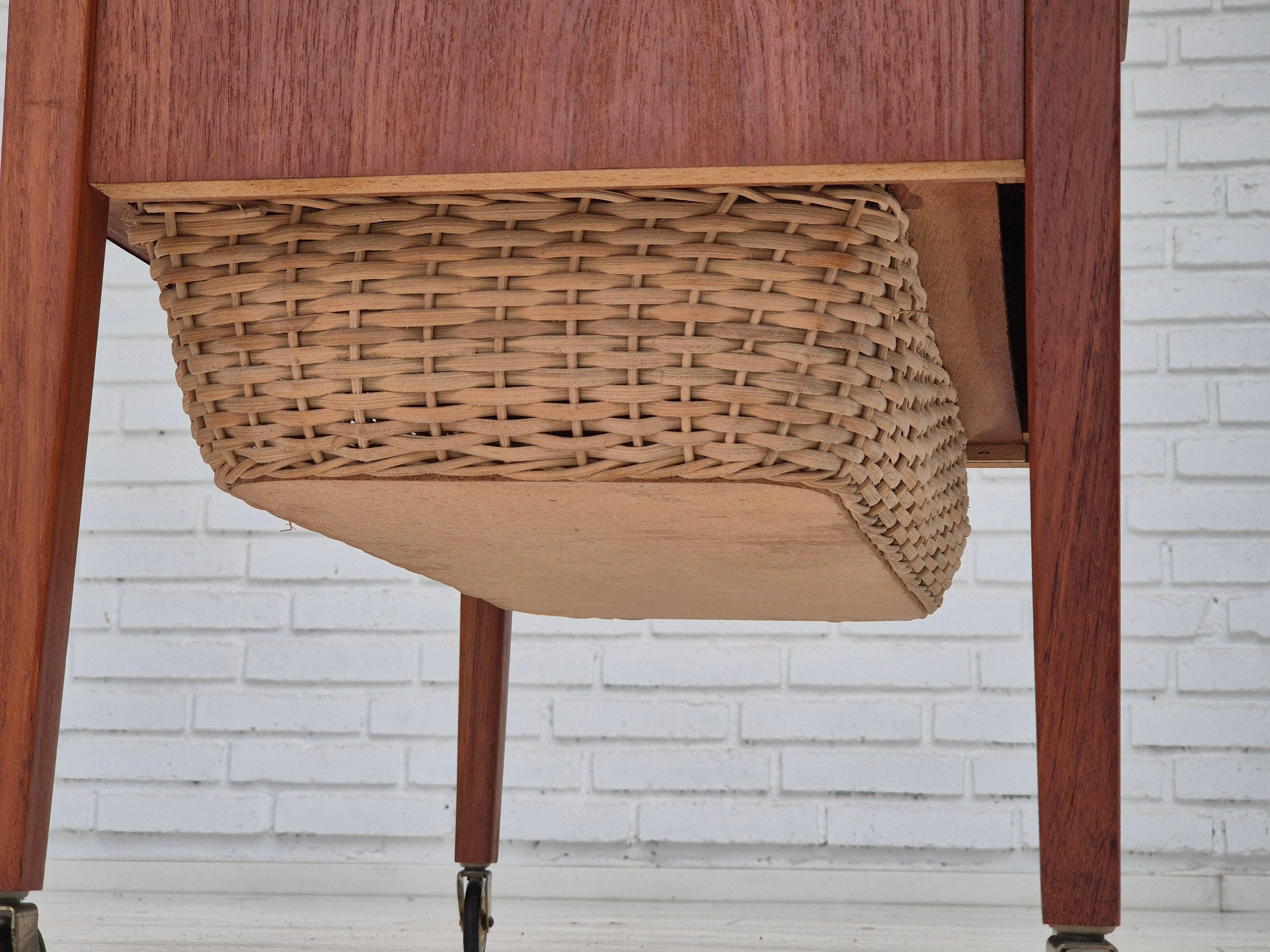 Commode d'appoint danoise des années 1970, bois de teck, rotin, roues en laiton, original en vente 1