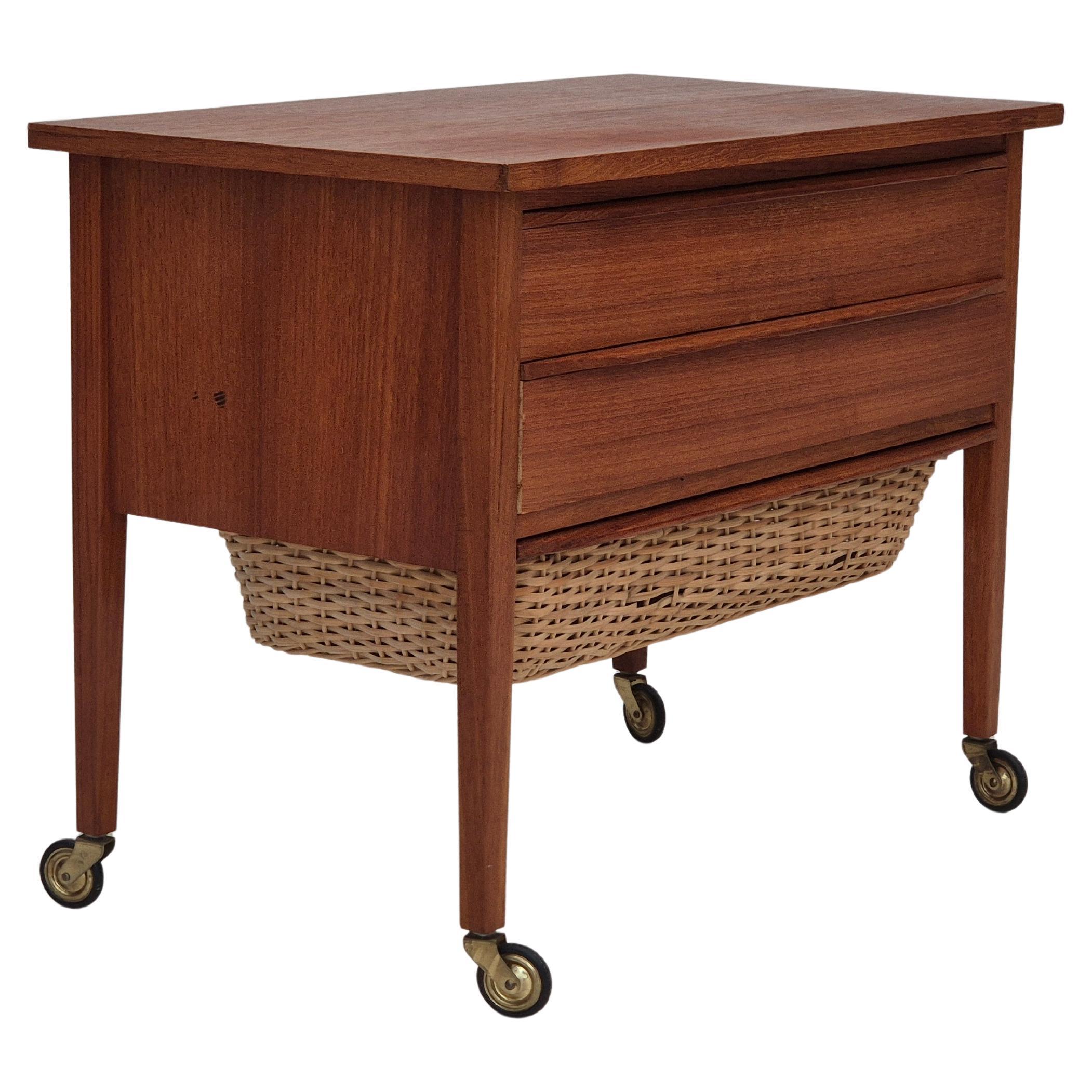 Commode d'appoint danoise des années 1970, bois de teck, rotin, roues en laiton, original en vente