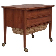 Años 70, cómoda lateral danesa, madera de teca, ratán, ruedas de latón, original.