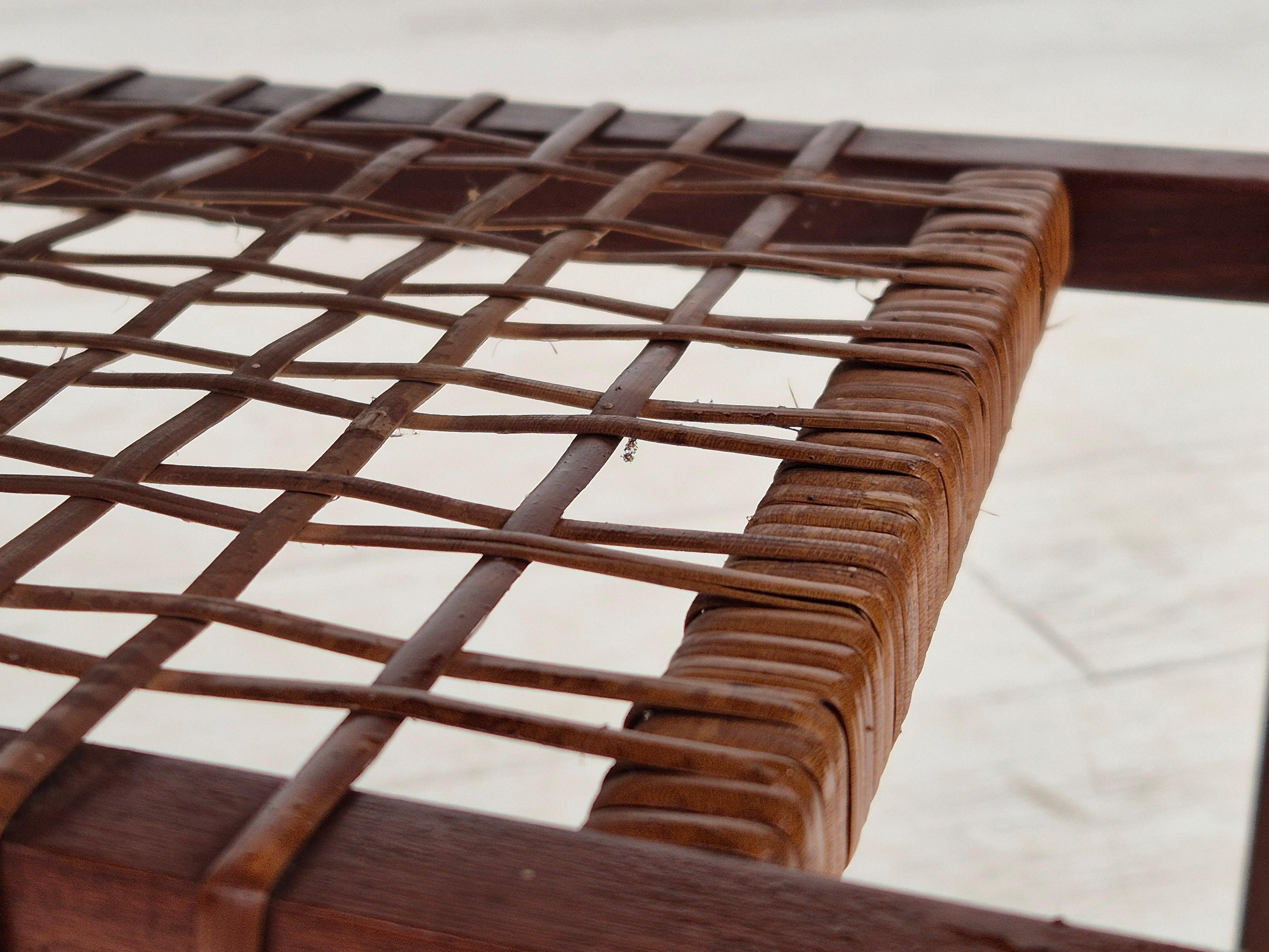 Table d'appoint danoise des années 1970, très bon état d'origine, bois de teck, rotin. en vente 3