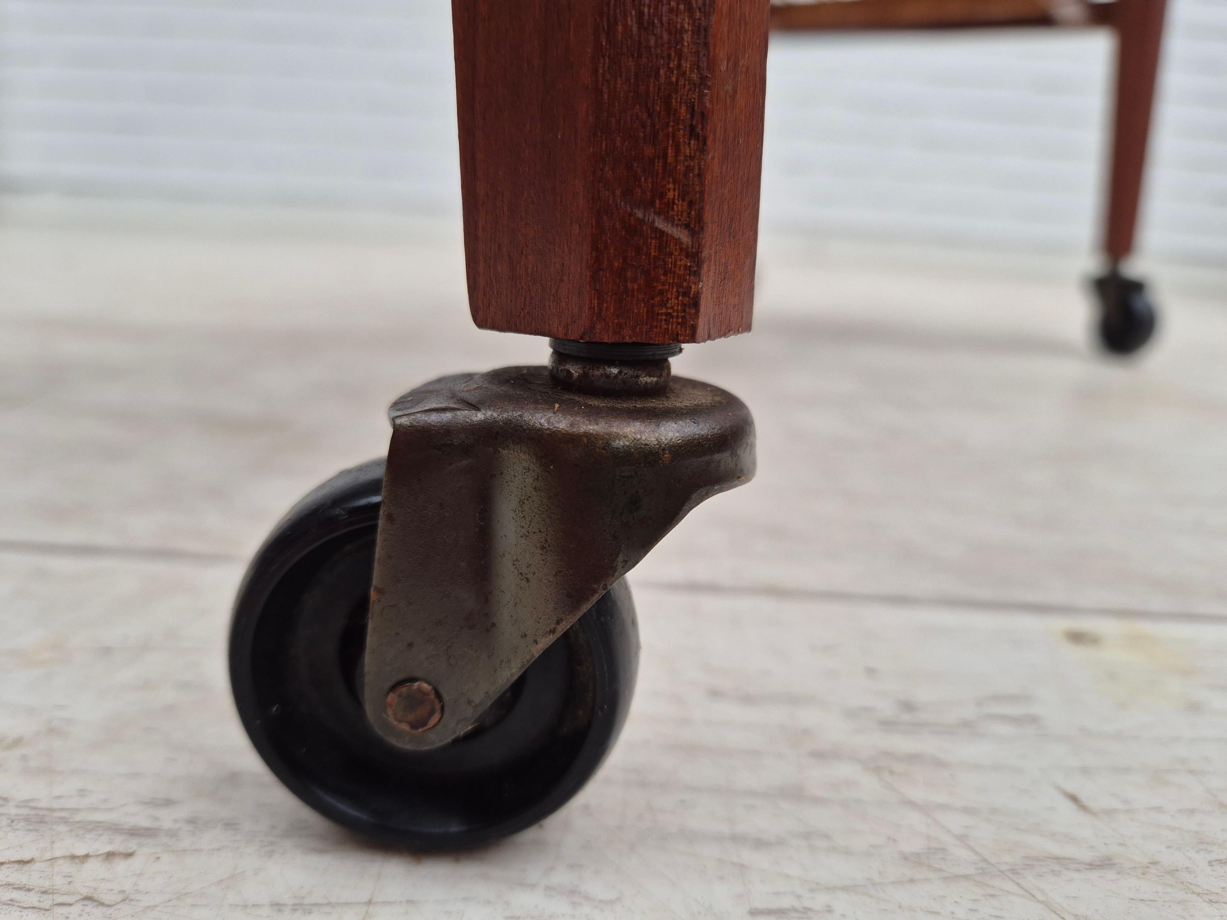 Table d'appoint danoise des années 1970, très bon état d'origine, bois de teck, rotin. en vente 4