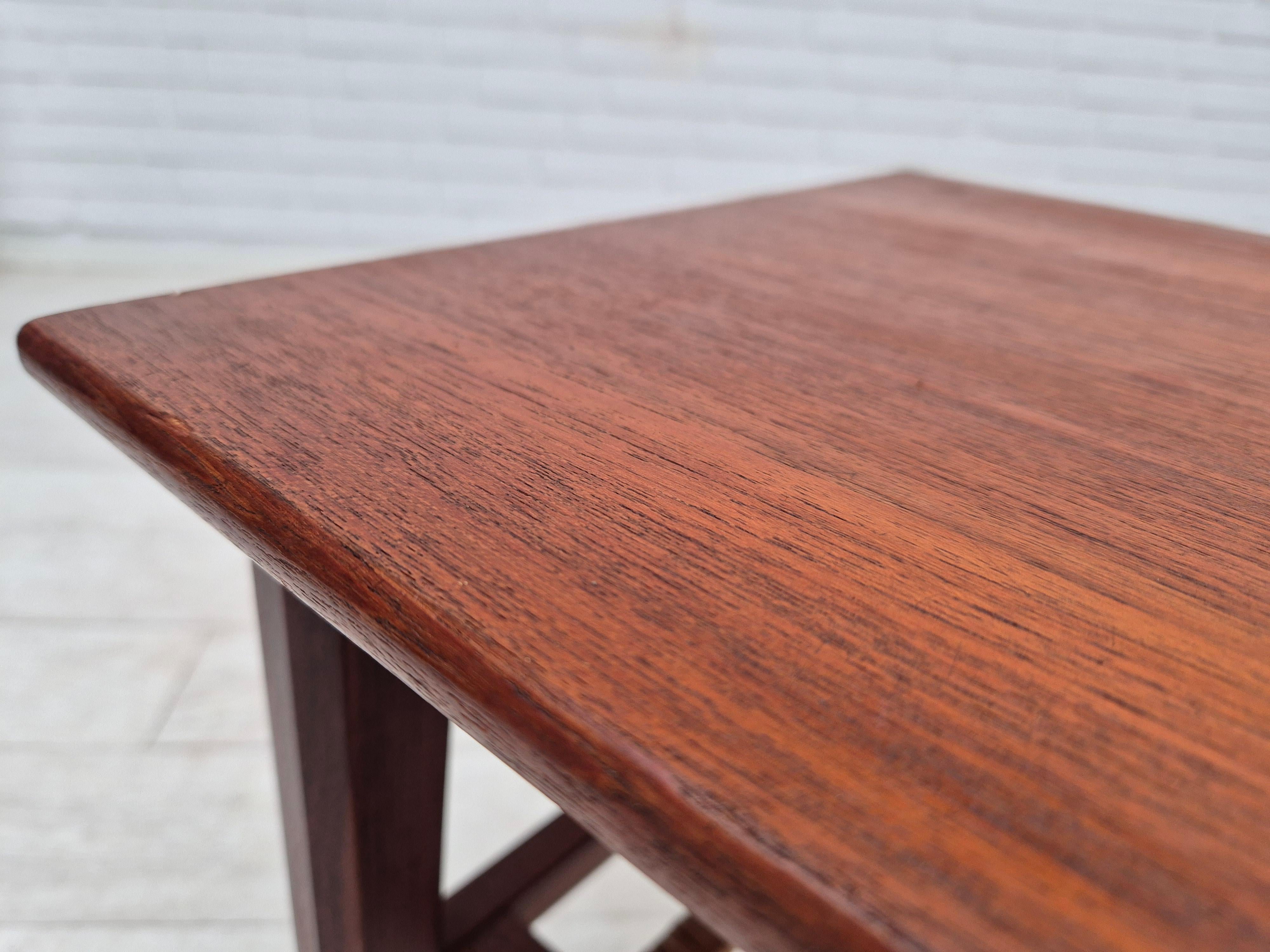 Table d'appoint danoise des années 1970, très bon état d'origine, bois de teck, rotin. en vente 5