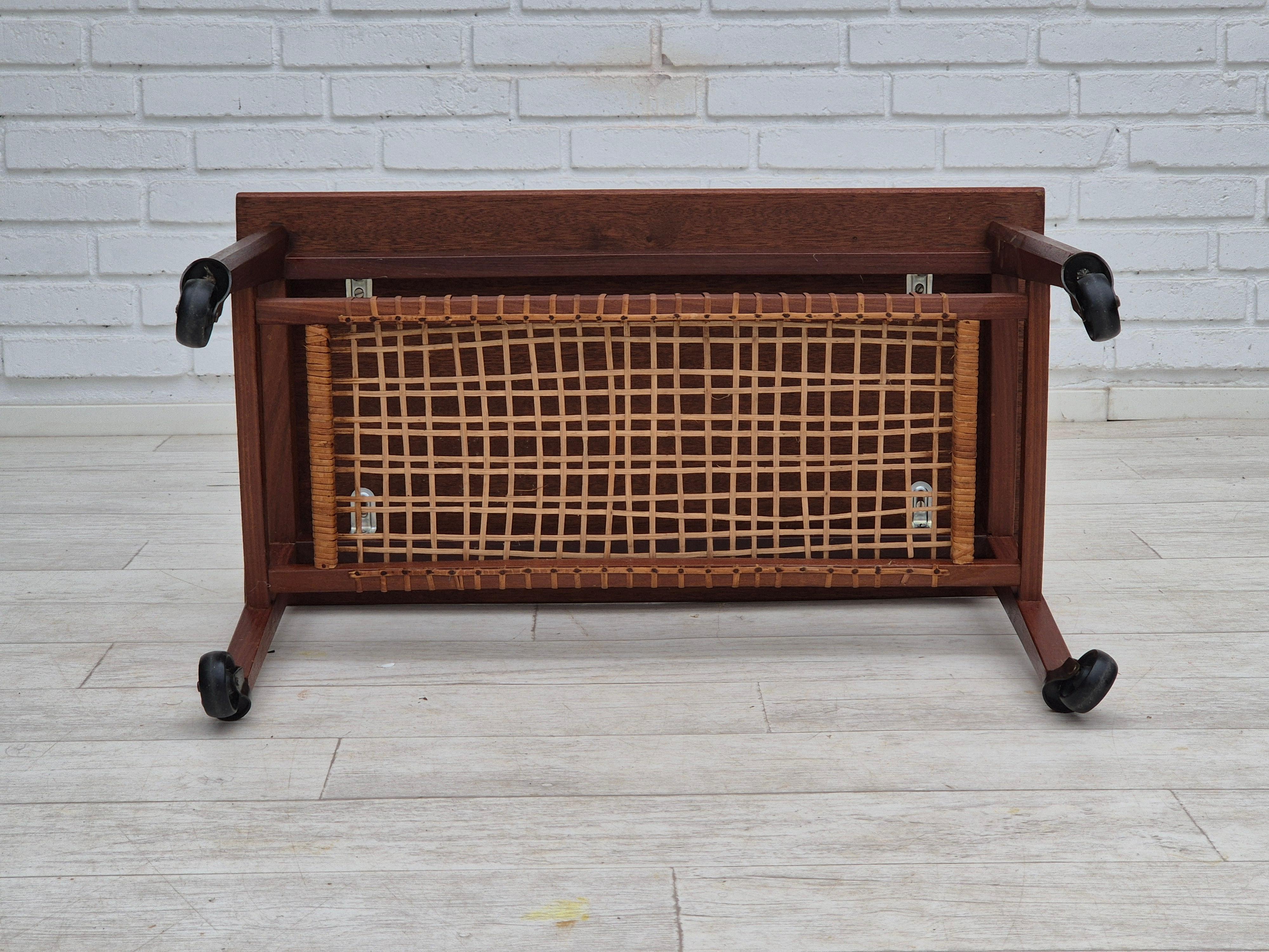 Table d'appoint danoise des années 1970, très bon état d'origine, bois de teck, rotin. en vente 6