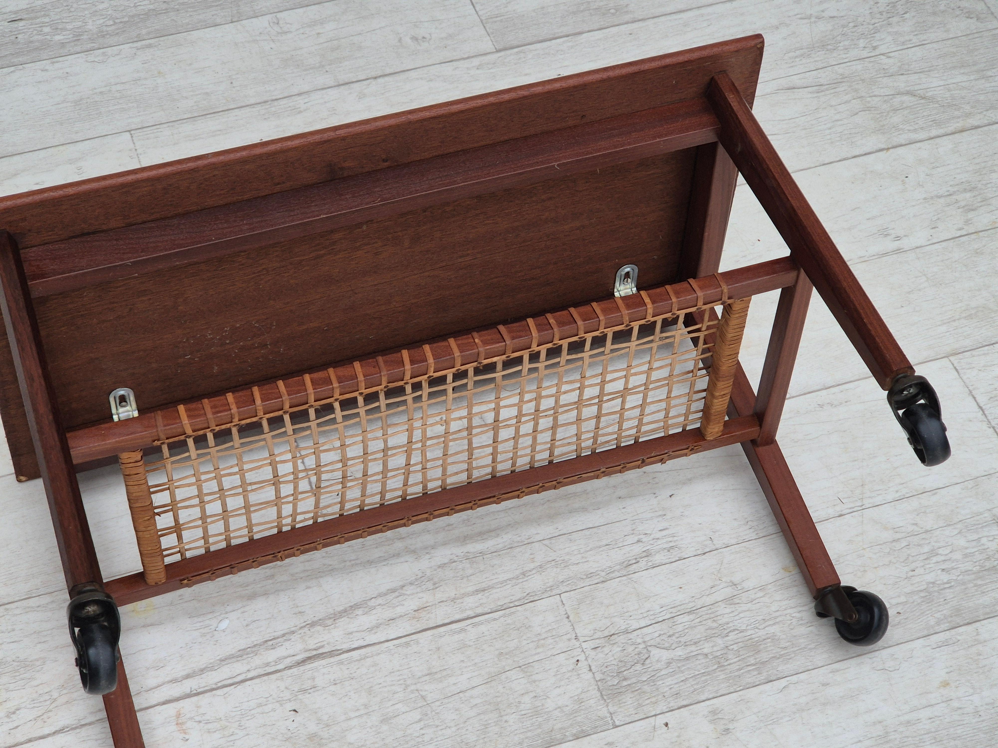 Table d'appoint danoise des années 1970, très bon état d'origine, bois de teck, rotin. en vente 7