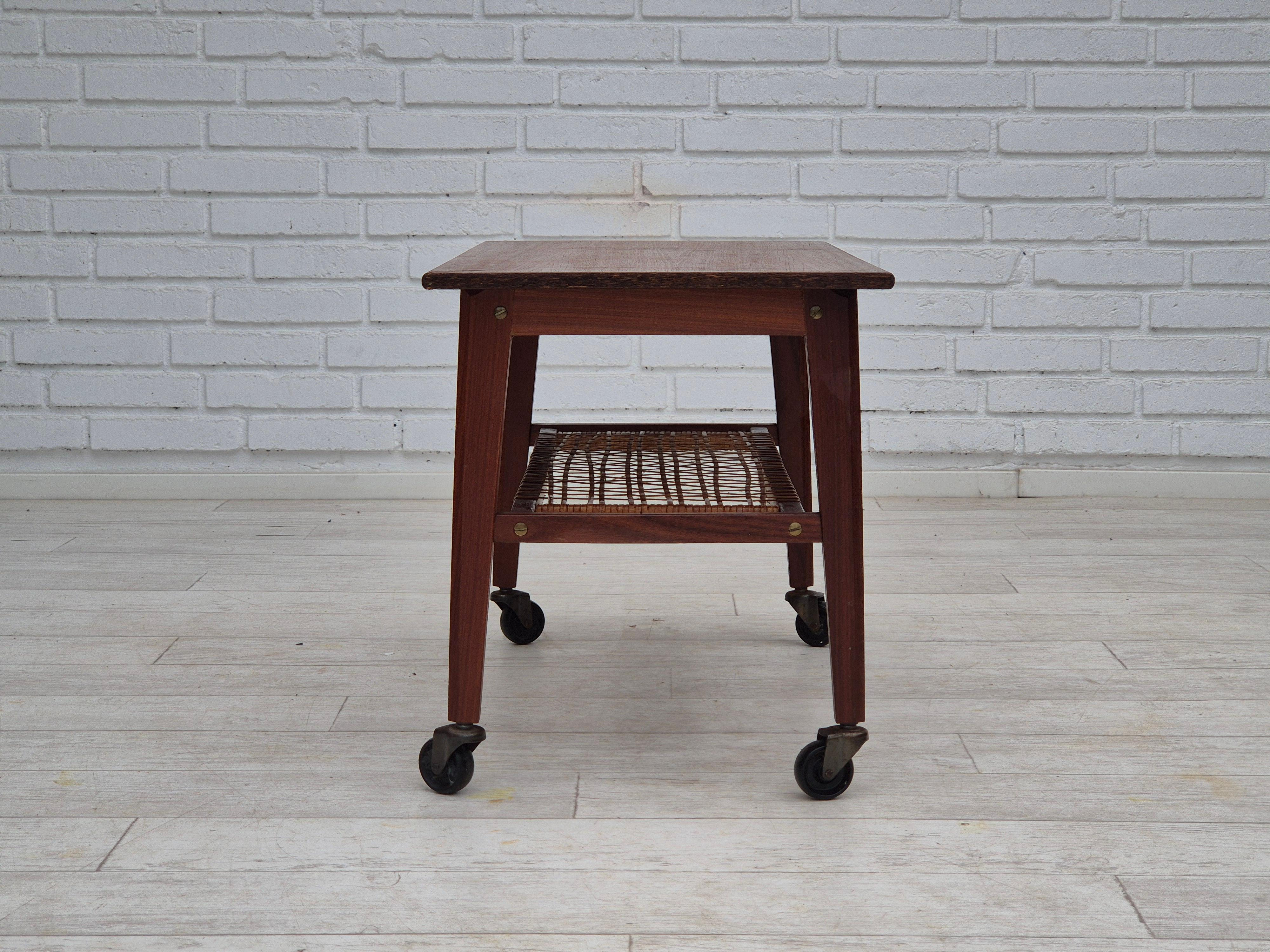 Scandinave moderne Table d'appoint danoise des années 1970, très bon état d'origine, bois de teck, rotin. en vente