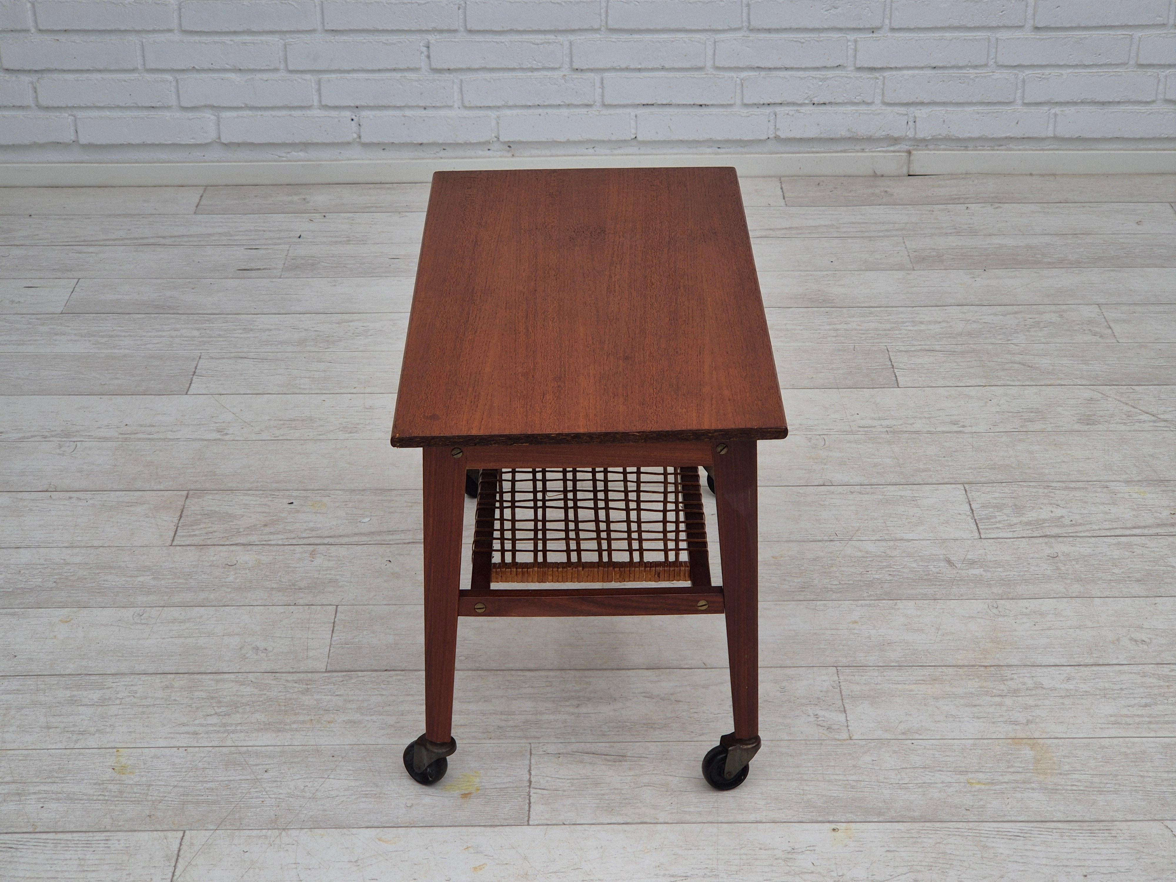 Danois Table d'appoint danoise des années 1970, très bon état d'origine, bois de teck, rotin. en vente