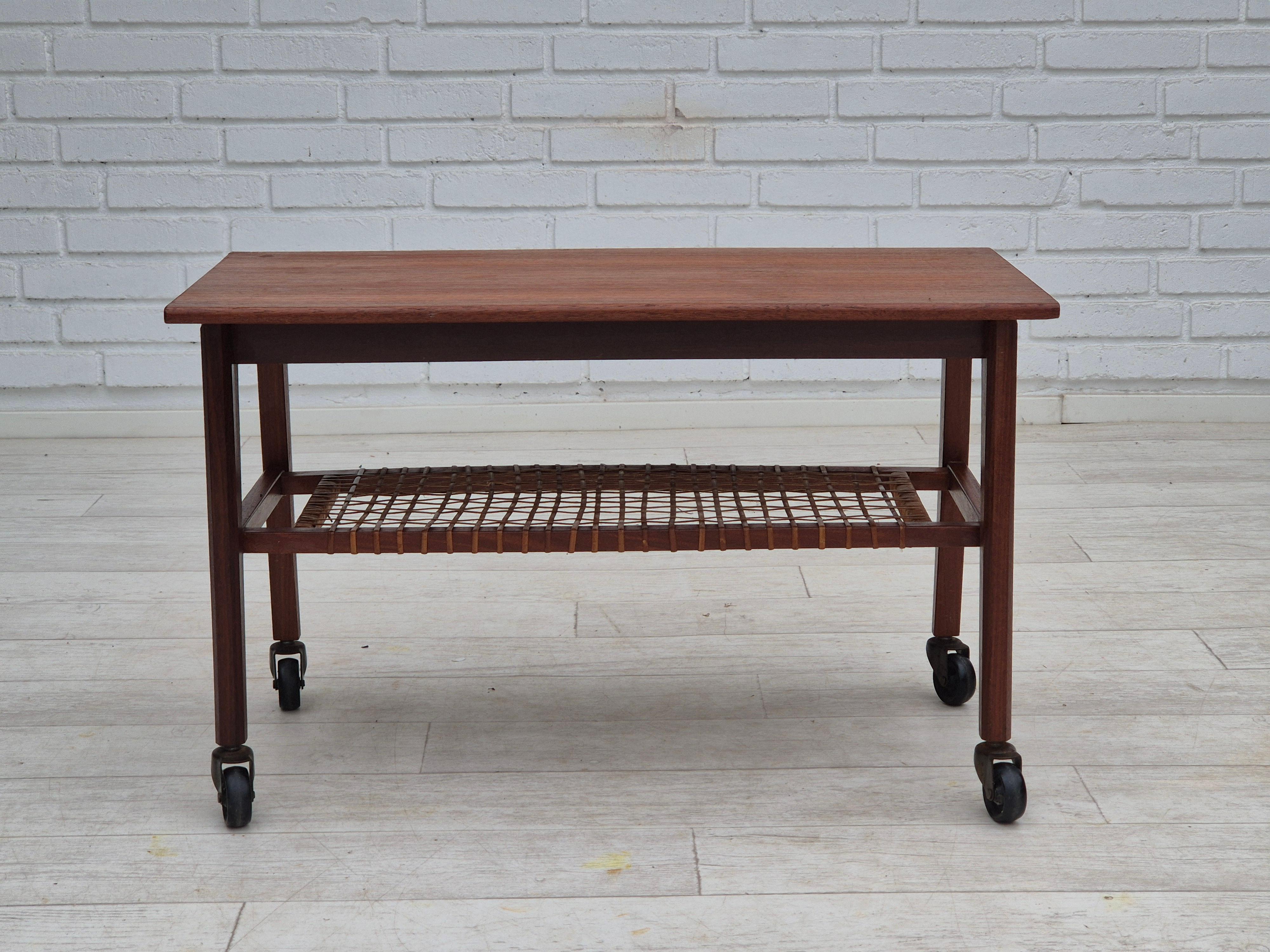 Table d'appoint danoise des années 1970, très bon état d'origine, bois de teck, rotin. Bon état - En vente à Tarm, 82