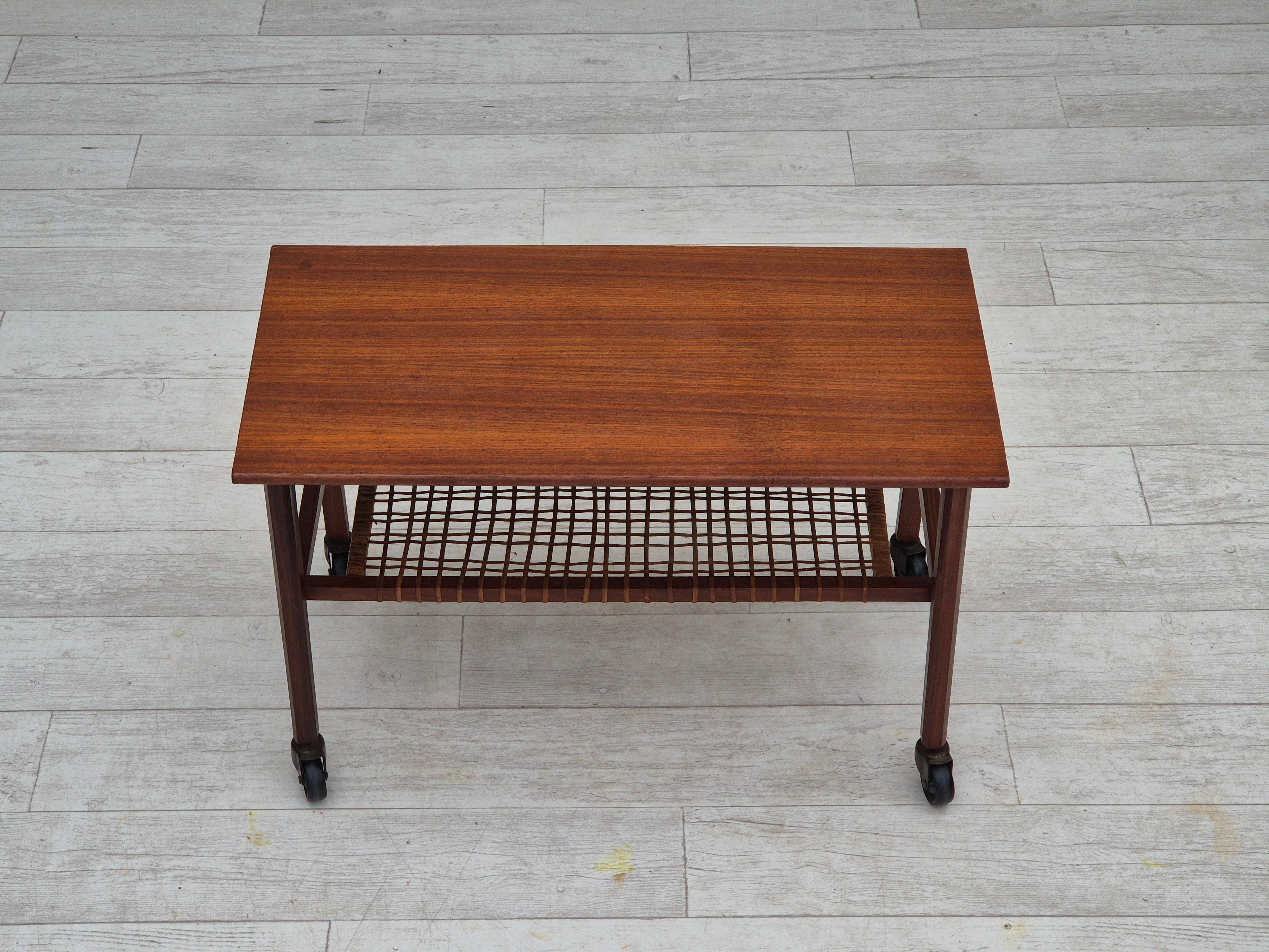 Milieu du XXe siècle Table d'appoint danoise des années 1970, très bon état d'origine, bois de teck, rotin. en vente