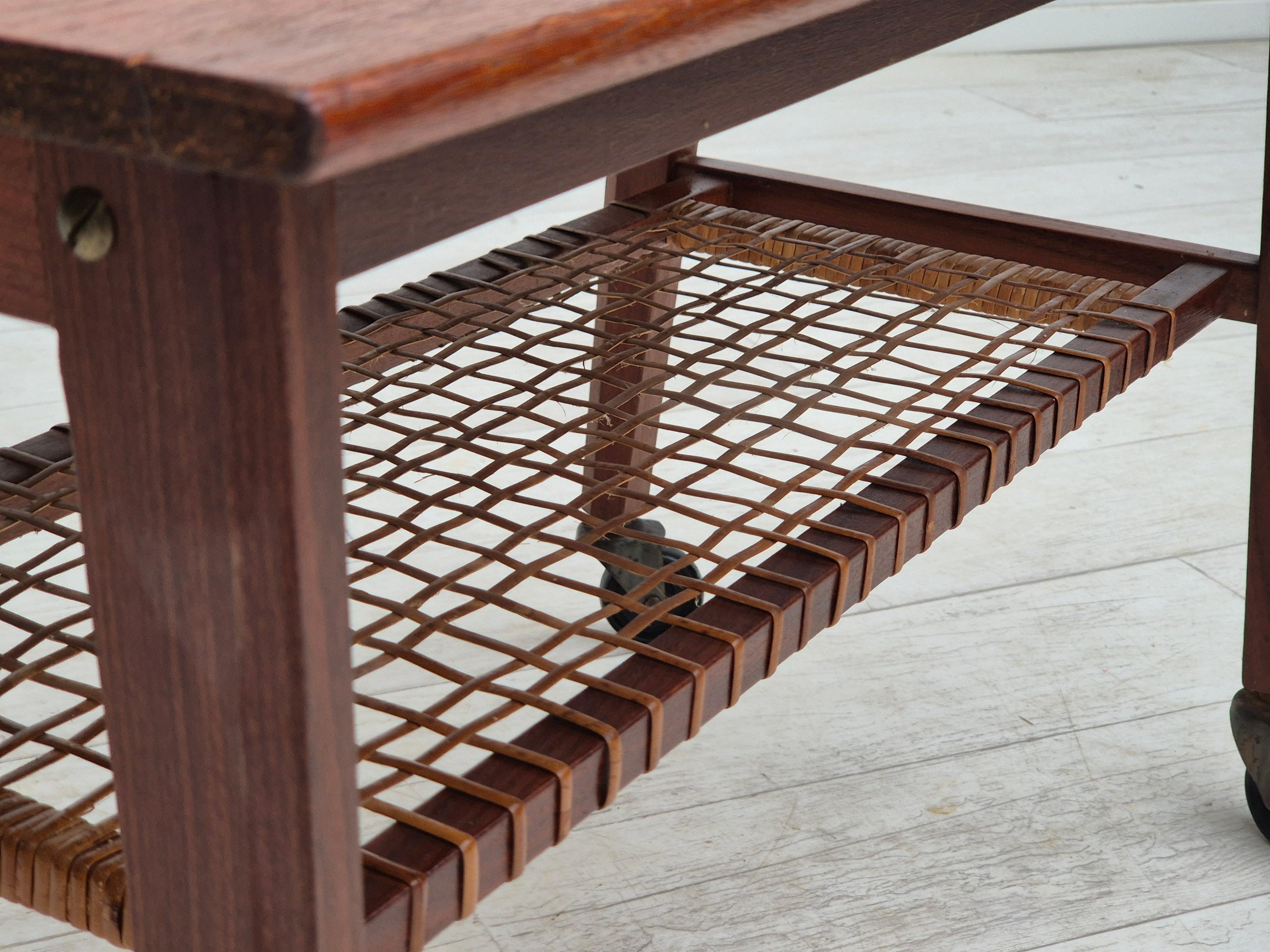 Rotin Table d'appoint danoise des années 1970, très bon état d'origine, bois de teck, rotin. en vente