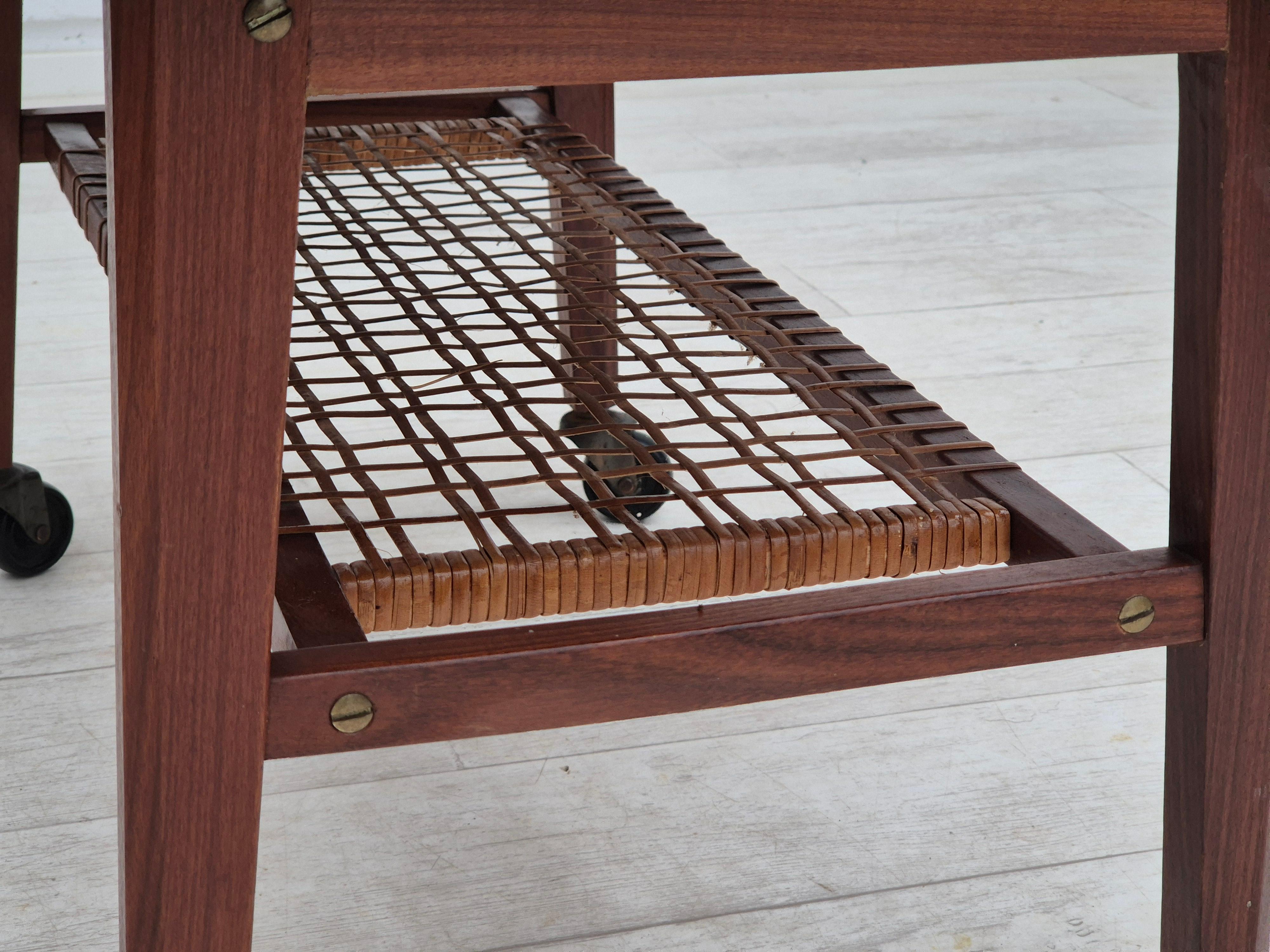Table d'appoint danoise des années 1970, très bon état d'origine, bois de teck, rotin. en vente 2
