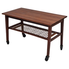 1970er, Dänischer Beistelltisch, originaler sehr guter Zustand, Teakholz, Rattan.