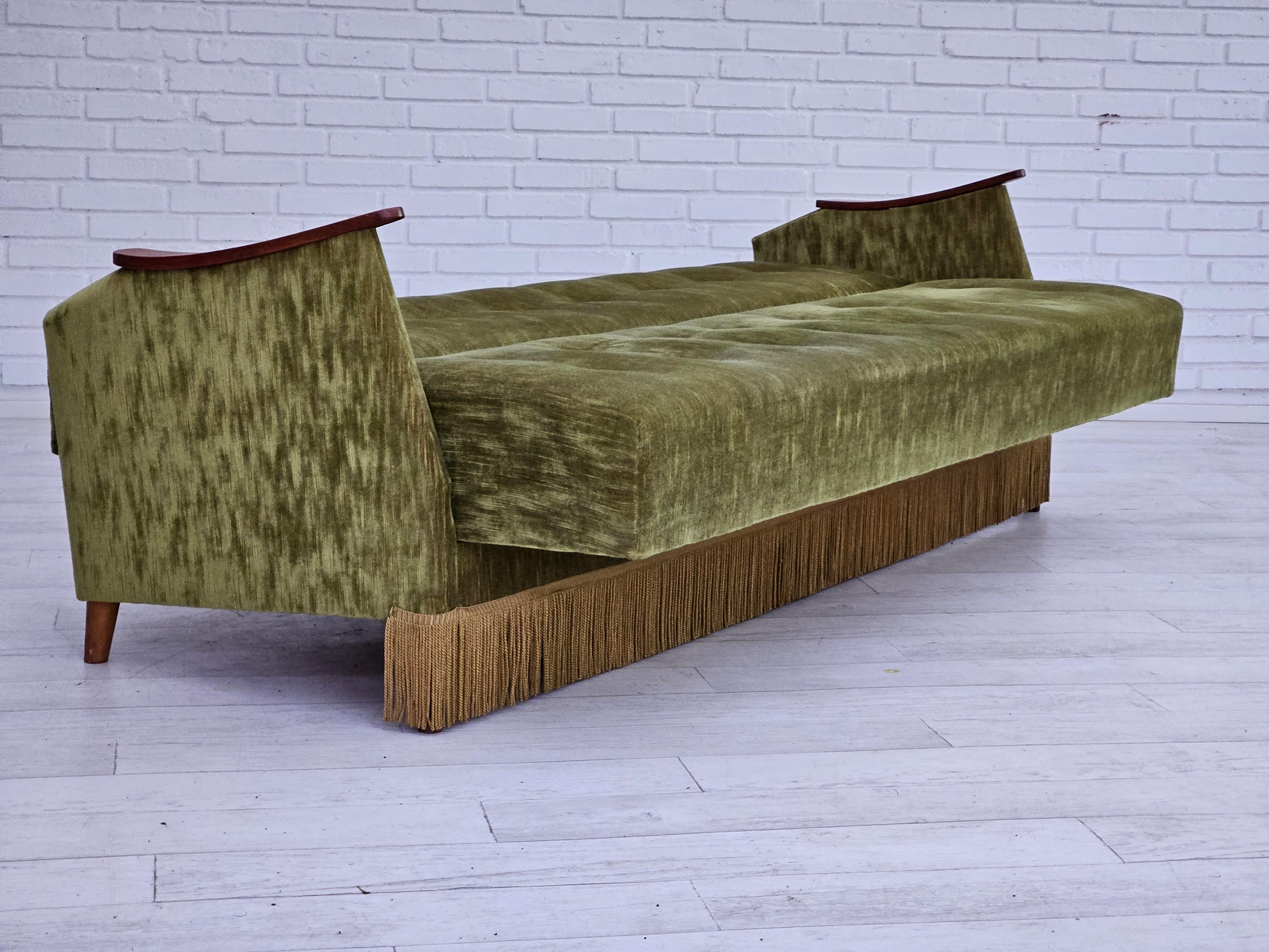 Dänisches schlafendes, faltbares Sofa, original, sehr guter Zustand, 1970er Jahre. (Samt) im Angebot