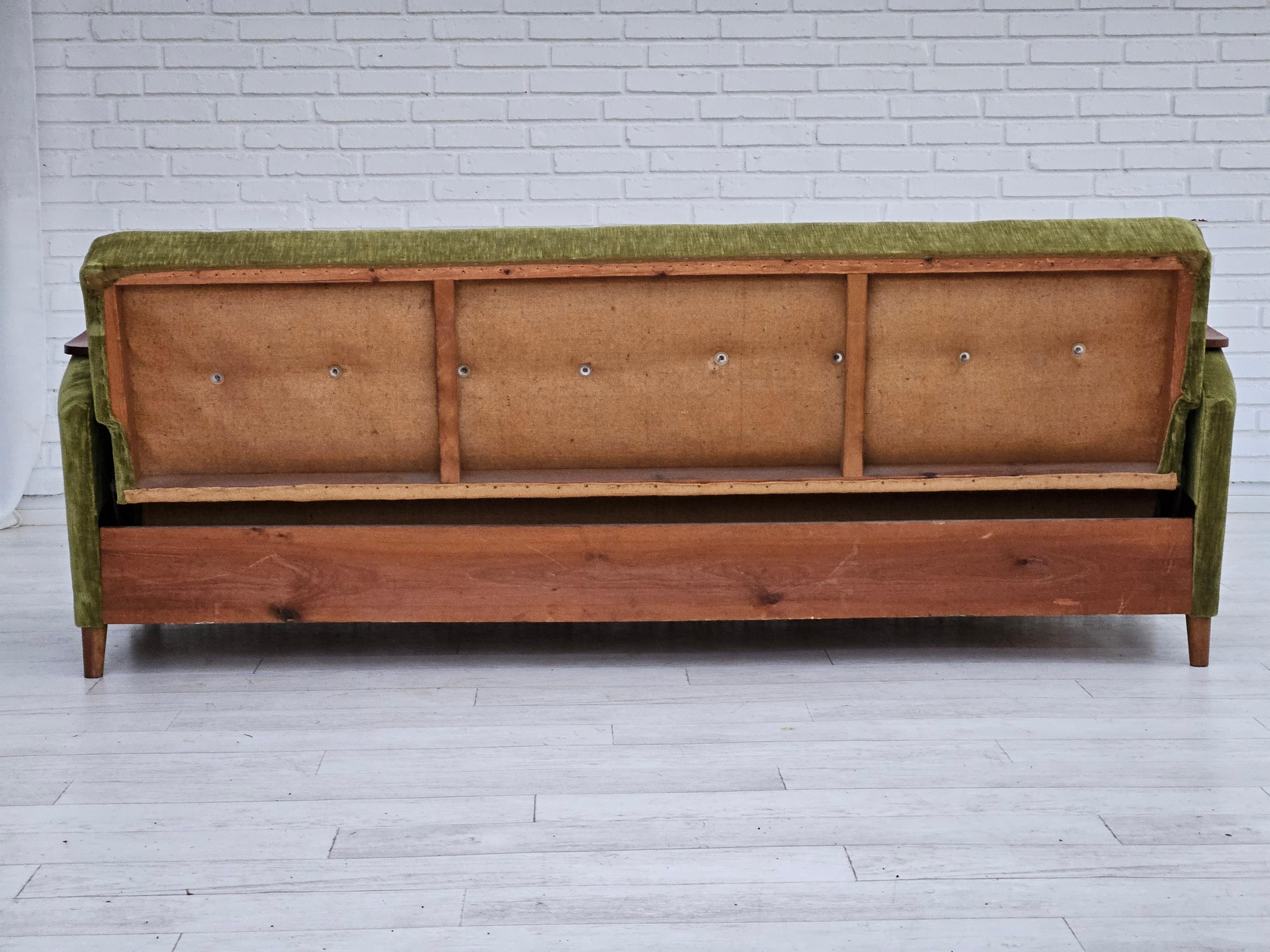 Dänisches schlafendes, faltbares Sofa, original, sehr guter Zustand, 1970er Jahre. im Angebot 1
