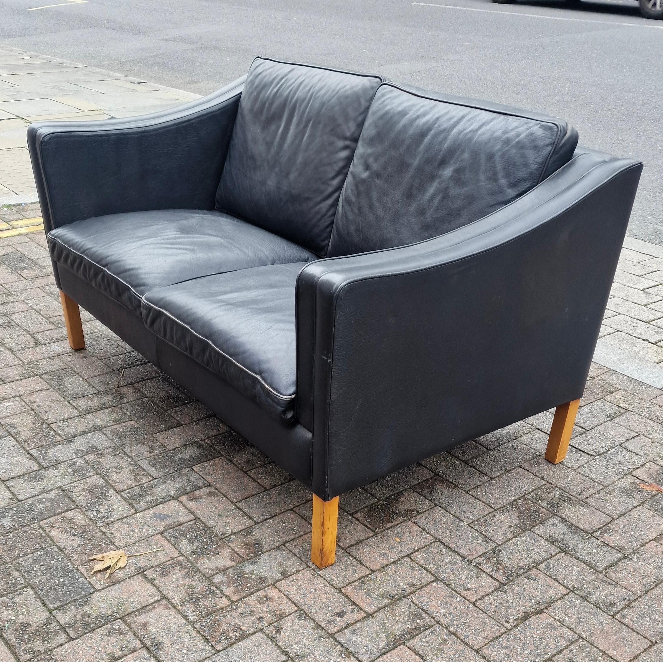 País: Dinamarca

Fecha: años 70

Material:  Piel negra con marco de madera de haya

Dimensiones máximas: Anchura 142 cm, Profundidad 88 cm, Altura 82 cm, Altura del asiento 46 cm y Profundidad del asiento 53 cm

Estado: Excelente con sólo pequeñas