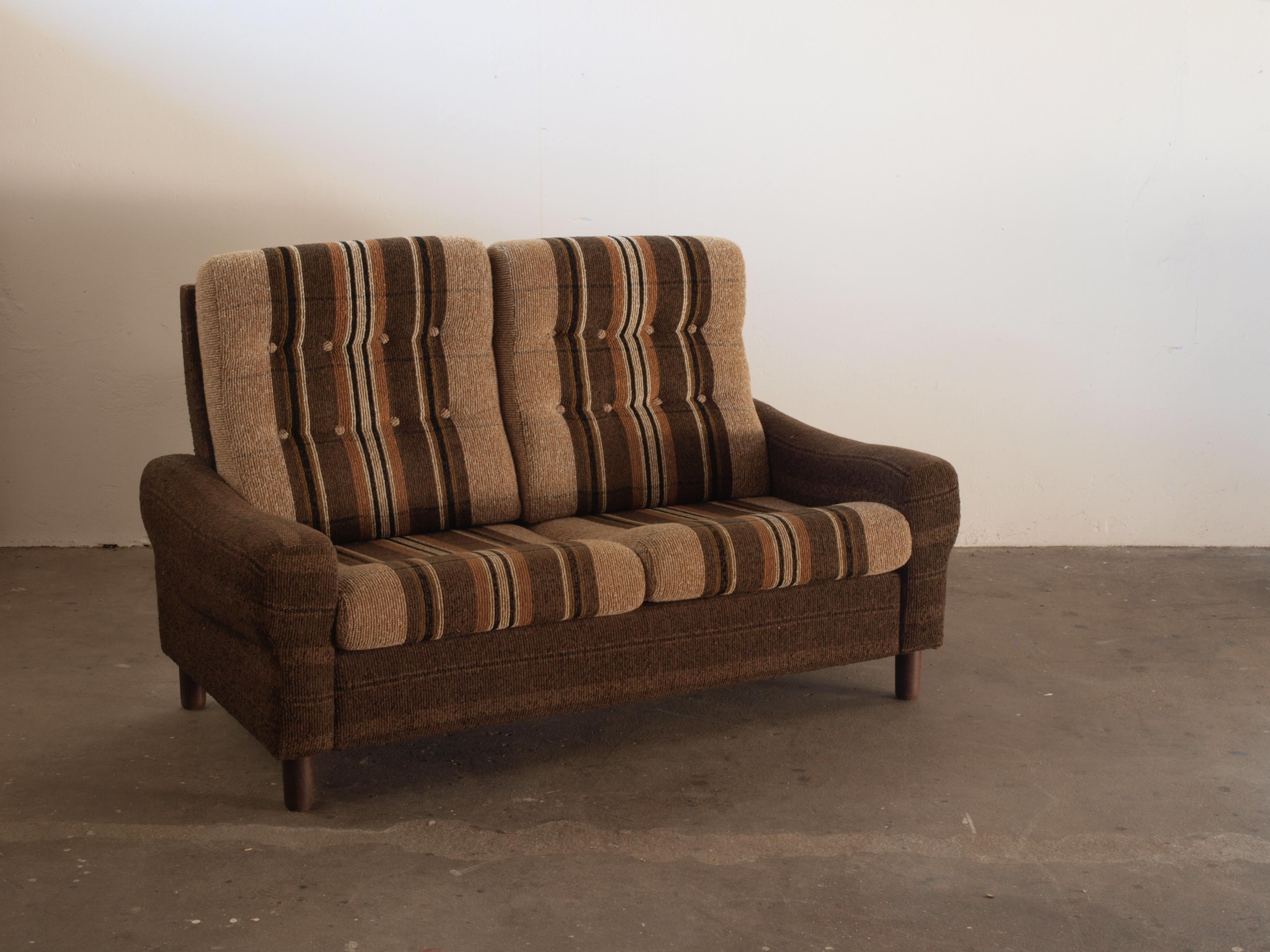 Beautiful little 2 seater sofa from the Danish design period of the 1970s. It is in thick wool, that has a warm in the color.

It is in really good condition, very strong fabric and no holes or damage. Small size that can be fitted in every room and