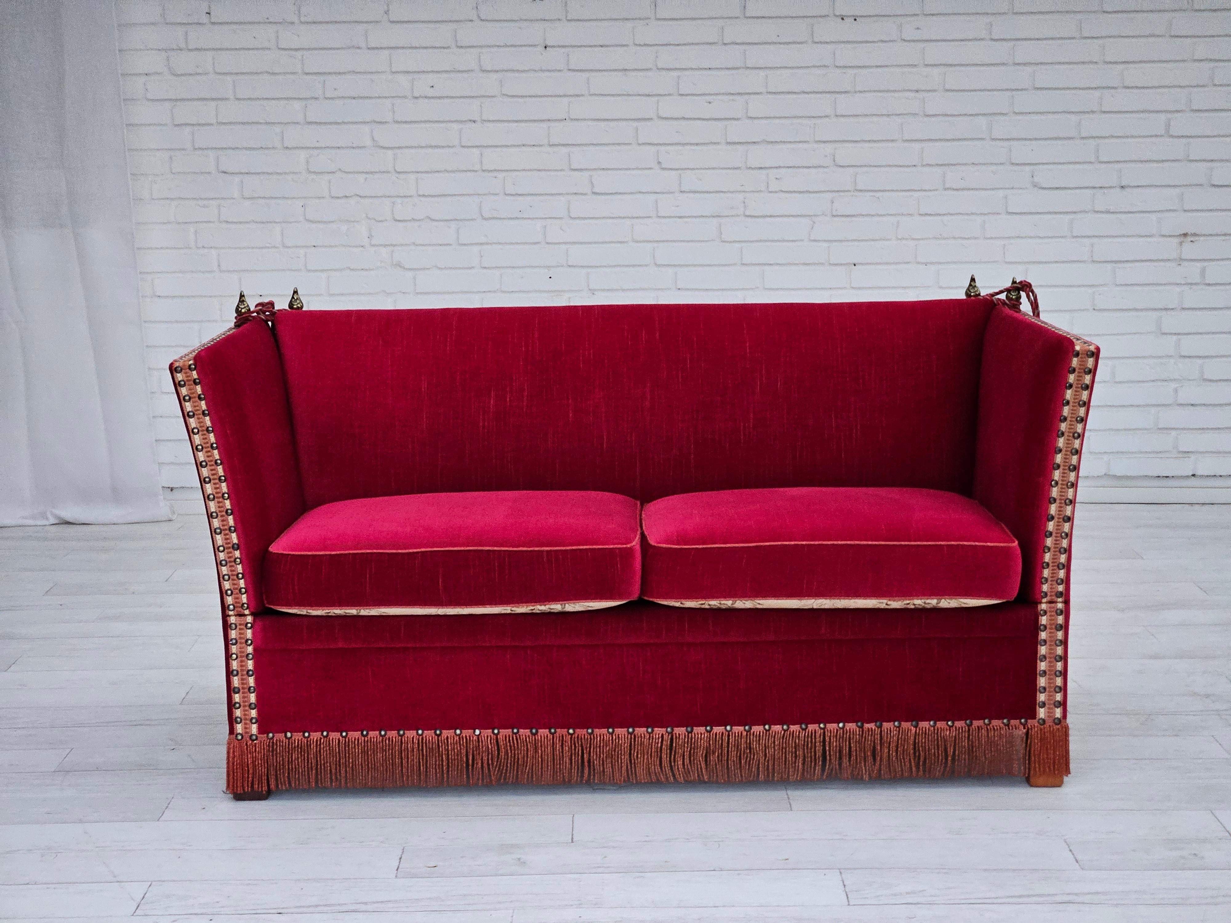 1970er Jahre, dänisches 2-Sitzer Sofa mit hängenden Armlehnen 