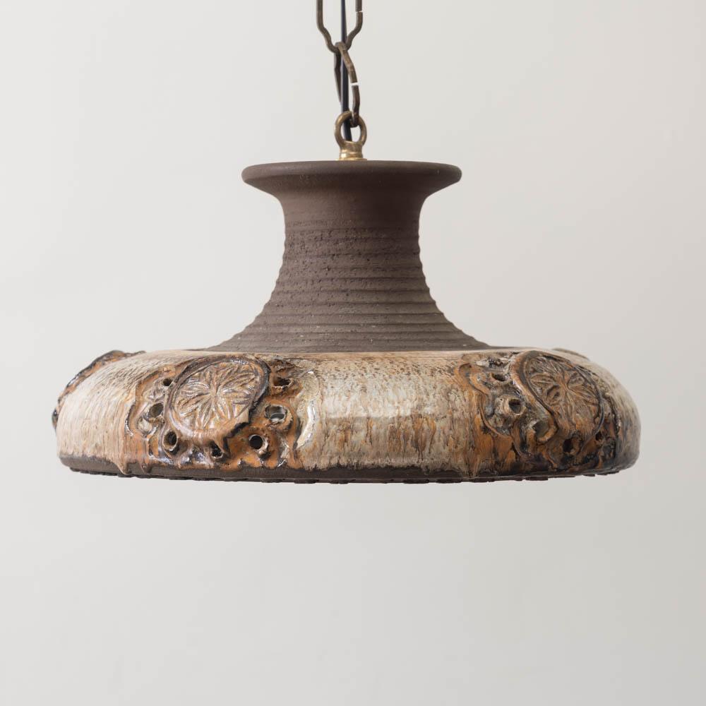 Jolie suspension en céramique de grès de Demstrup Keramik du Danemark, 1975. Abat-jour en céramique grésée fabriqué à la main avec des détails floraux gravés. Glaçure naturelle grise, brune et verte. Nouvellement câblé avec une chaîne en laiton et