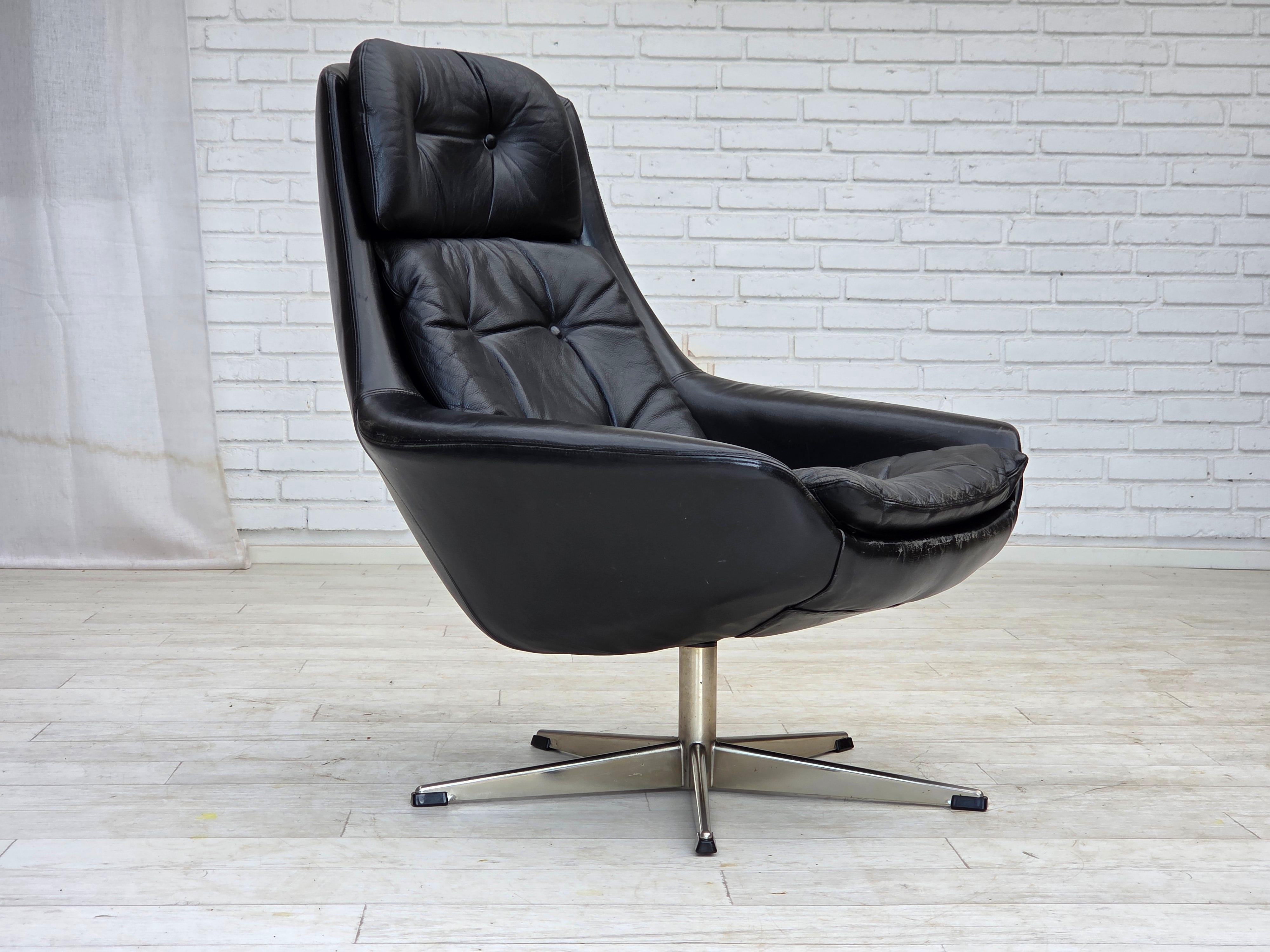 1970, fauteuil pivotant danois par H.W.Klein pour Bramin Møbler. Cuir d'ameublement noir d'origine, base à cinq doigts. Bon état d'origine : pas d'odeurs, pas de taches et construction stable. Fabriqué par le fabricant de meubles danois Bramin