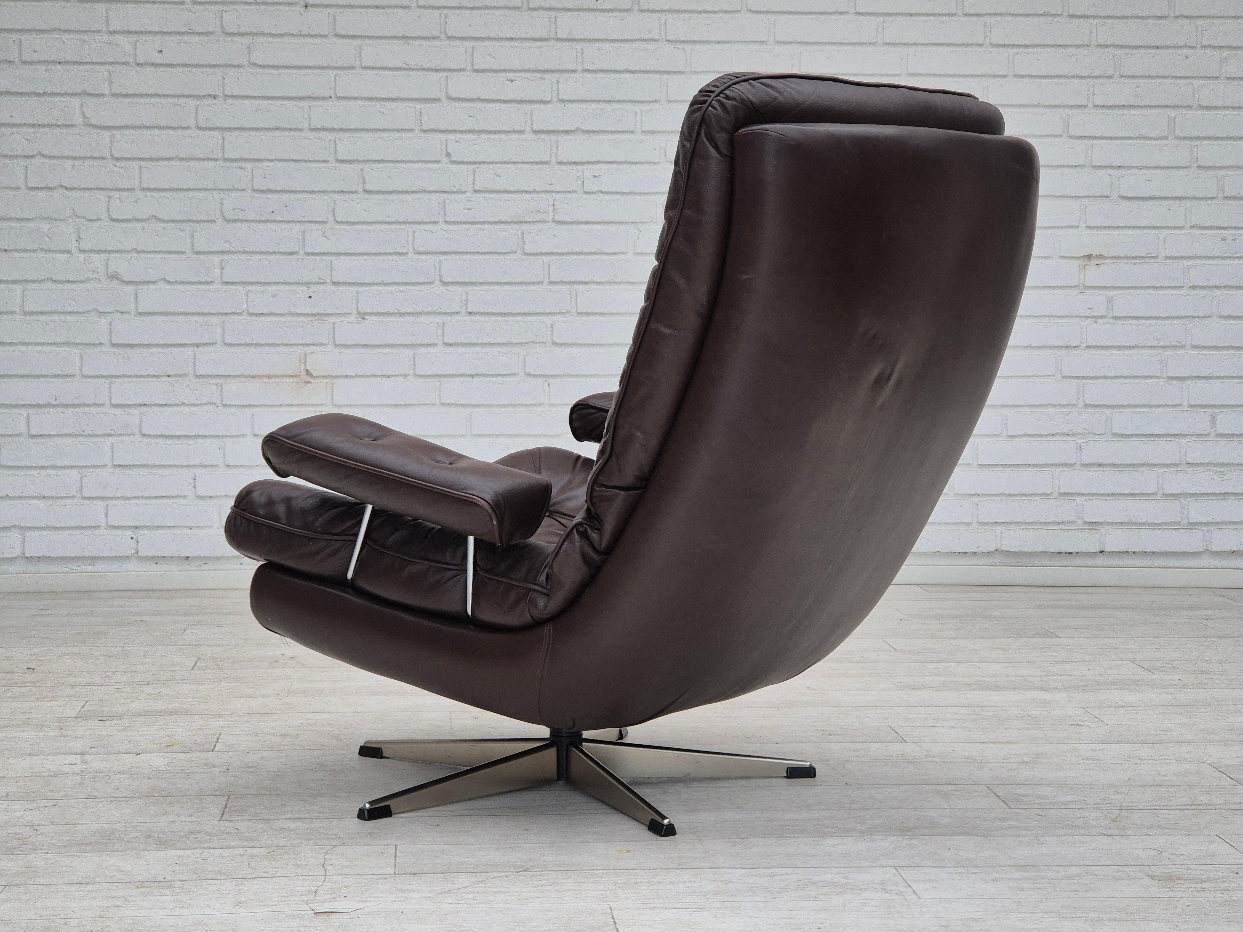 1970s, Danish swivel chair, original condition, brown furniture leather. For Sale 1