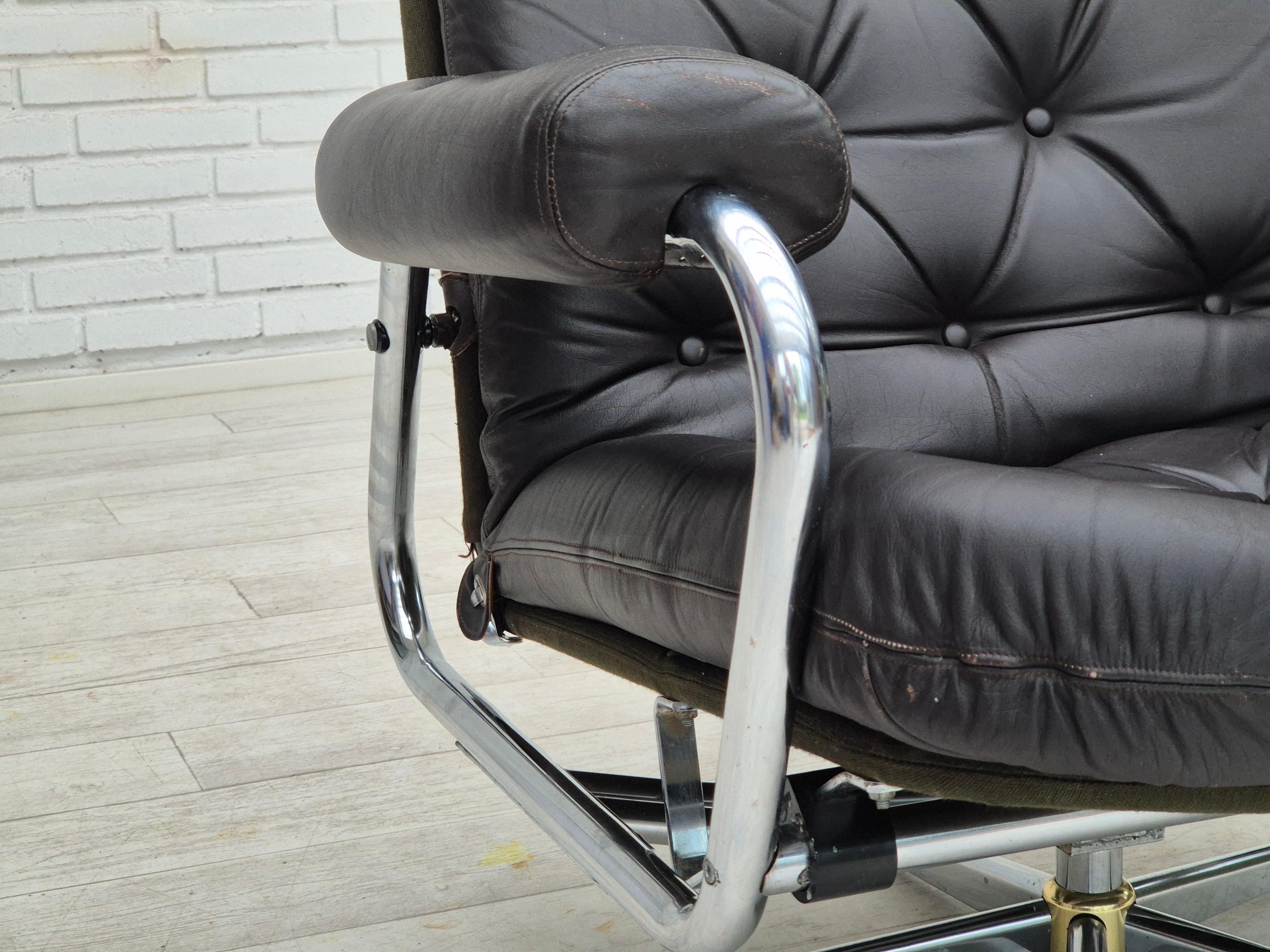 1970s, Danish swivel chair, original condition, leather, chrome steel. For Sale 4