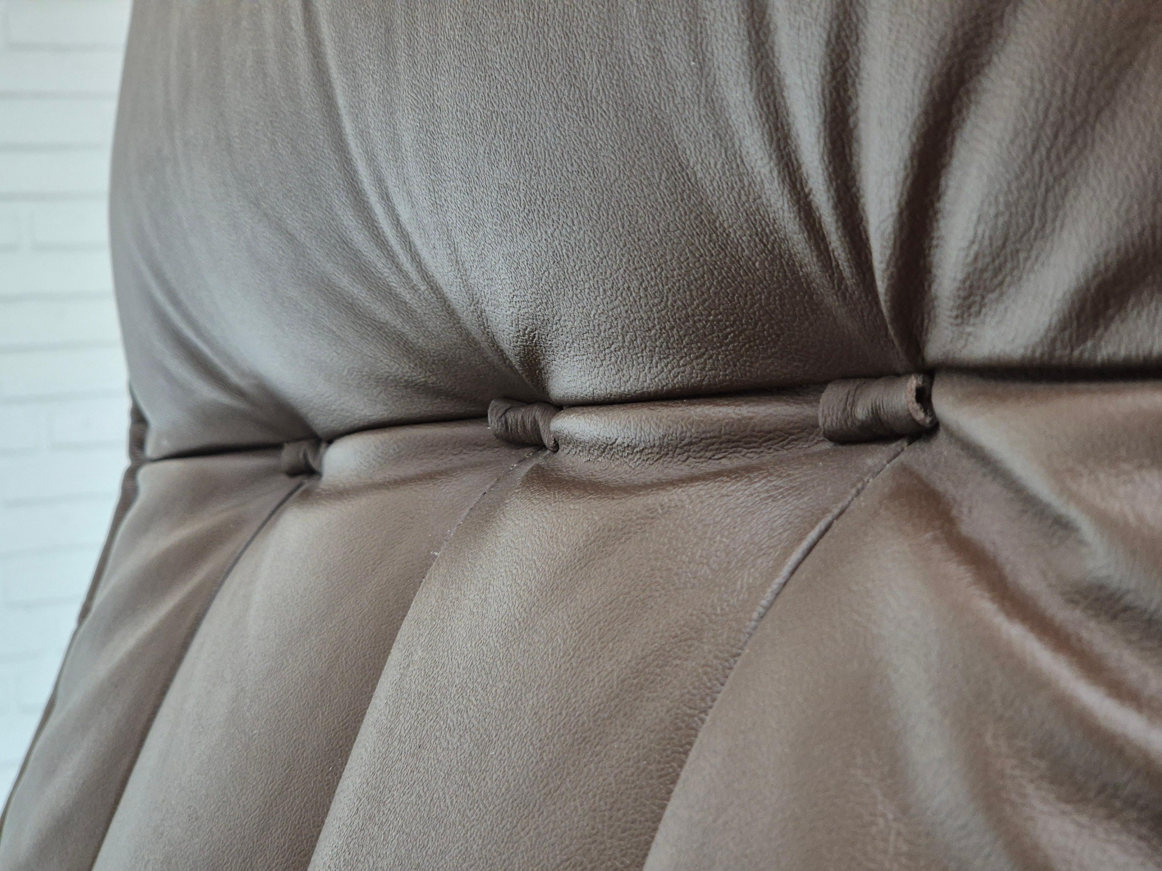 1970s, Danish swivel chair, original condition, leather, chrome steel. For Sale 4