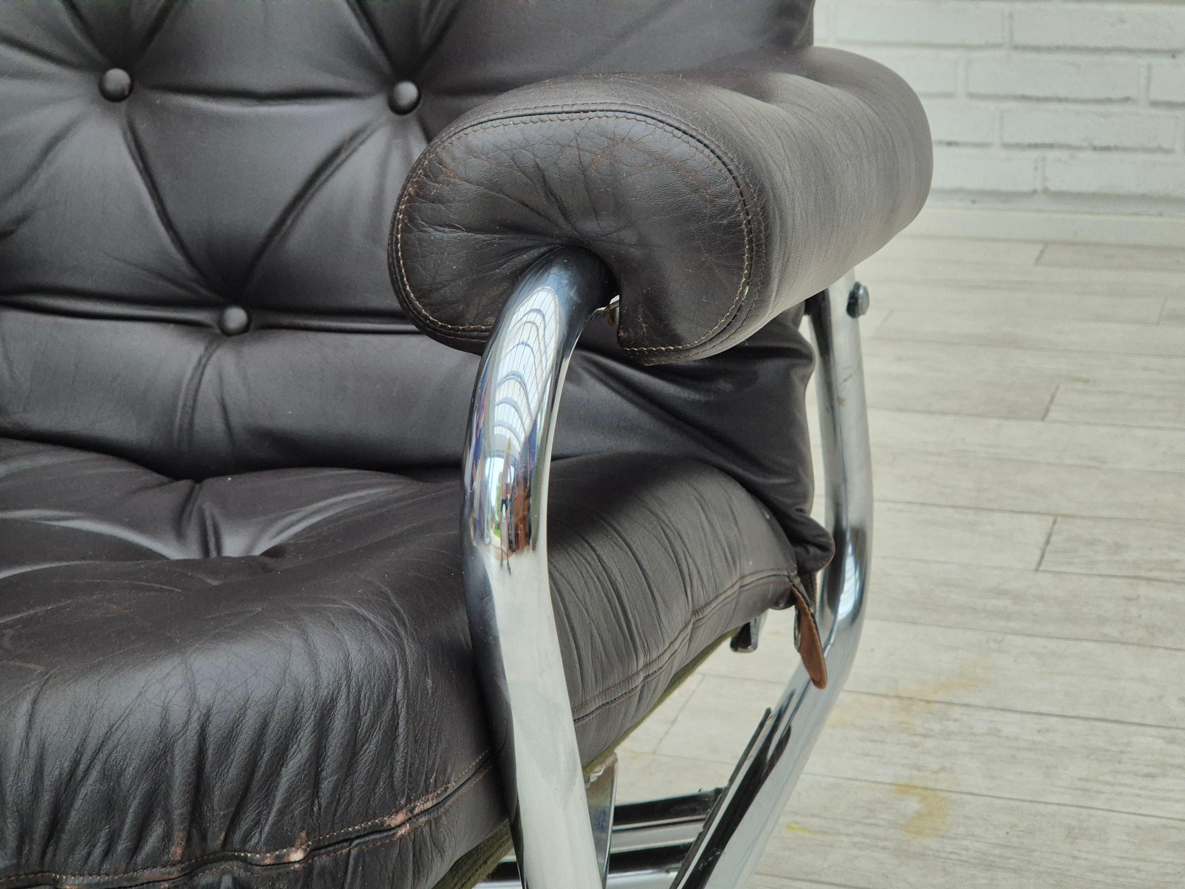1970s, Danish swivel chair, original condition, leather, chrome steel. For Sale 5