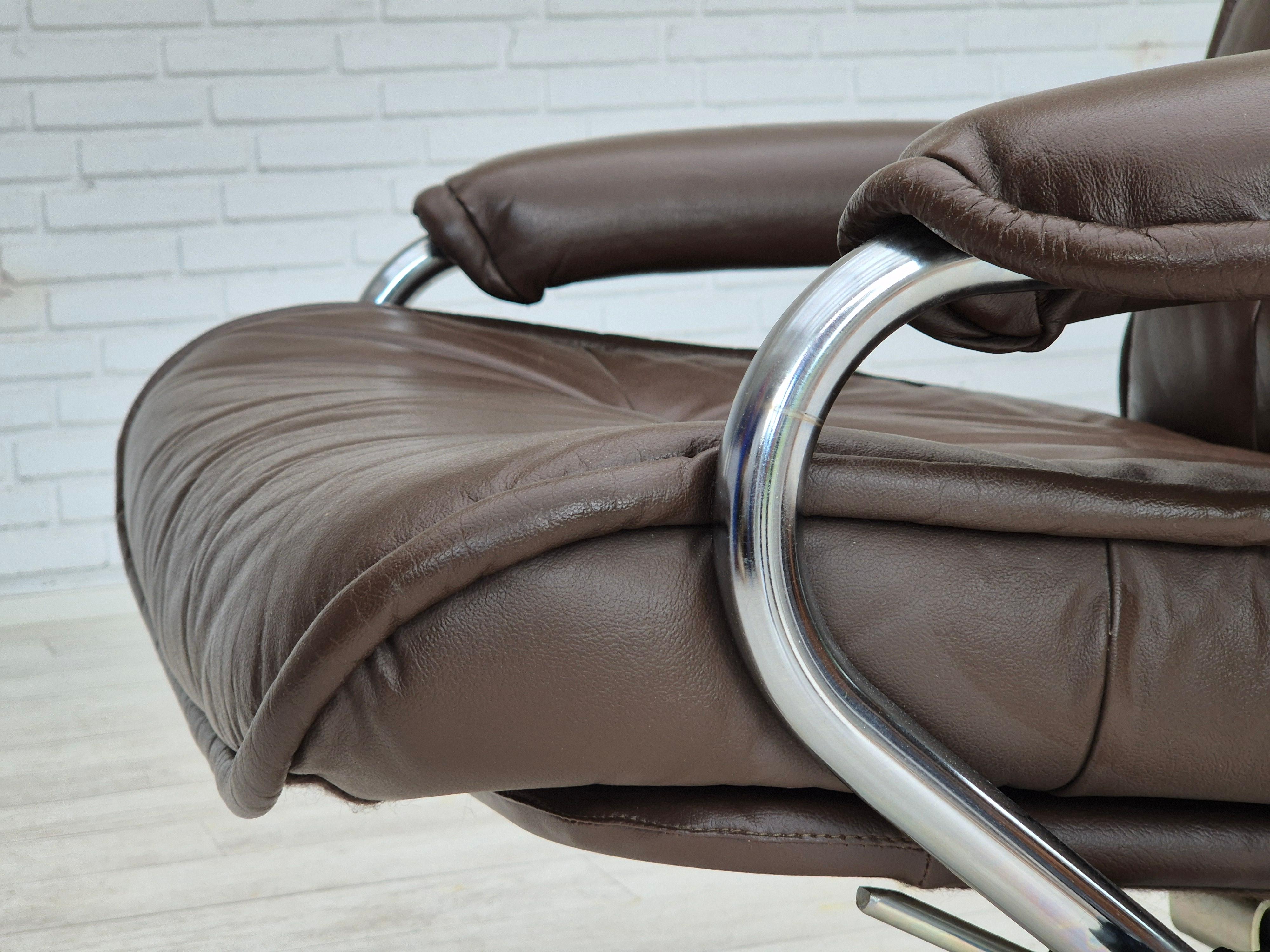 1970s, Danish swivel chair, original condition, leather, chrome steel. For Sale 5