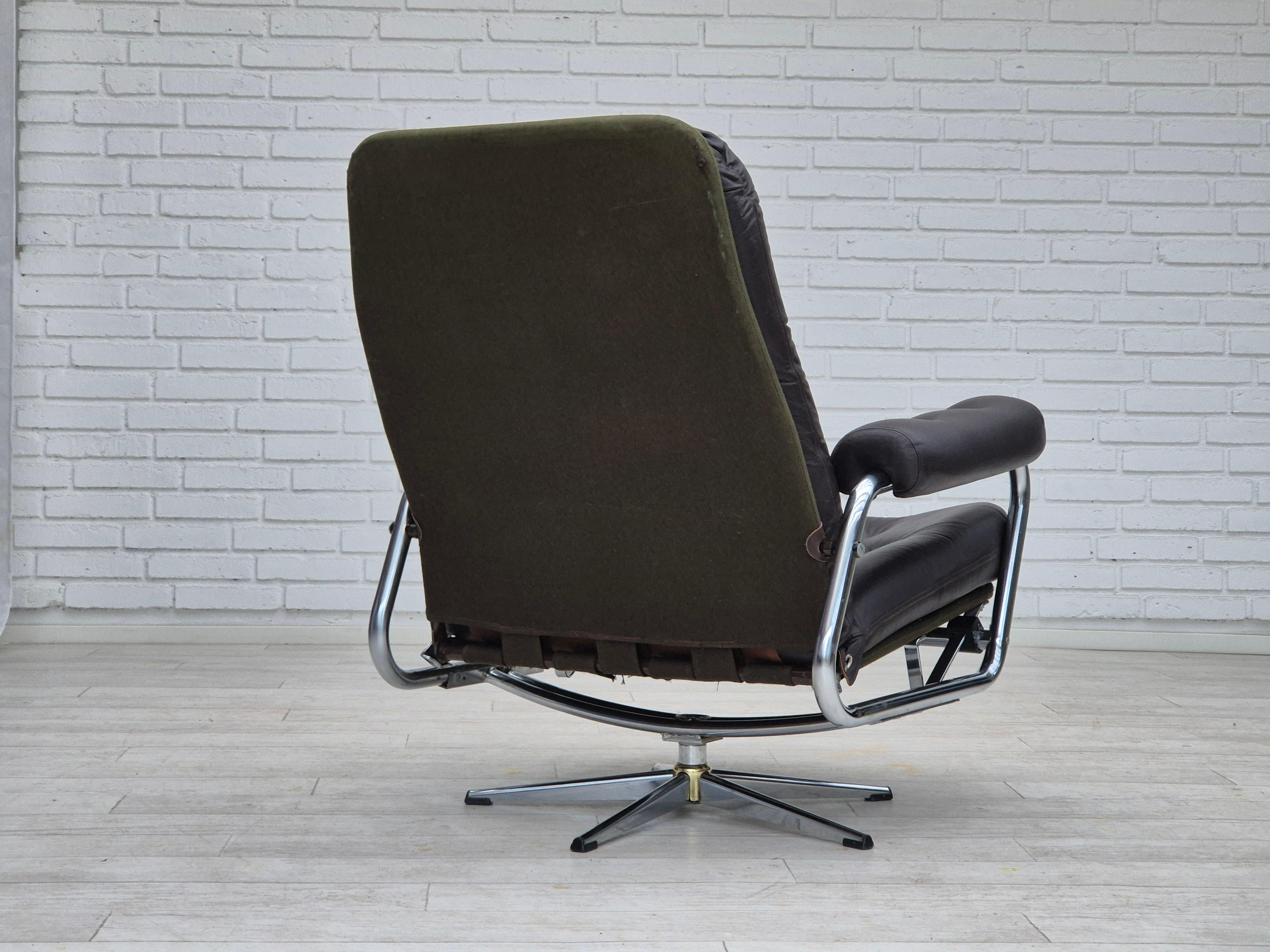 1970s, Danish swivel chair, original condition, leather, chrome steel. For Sale 6