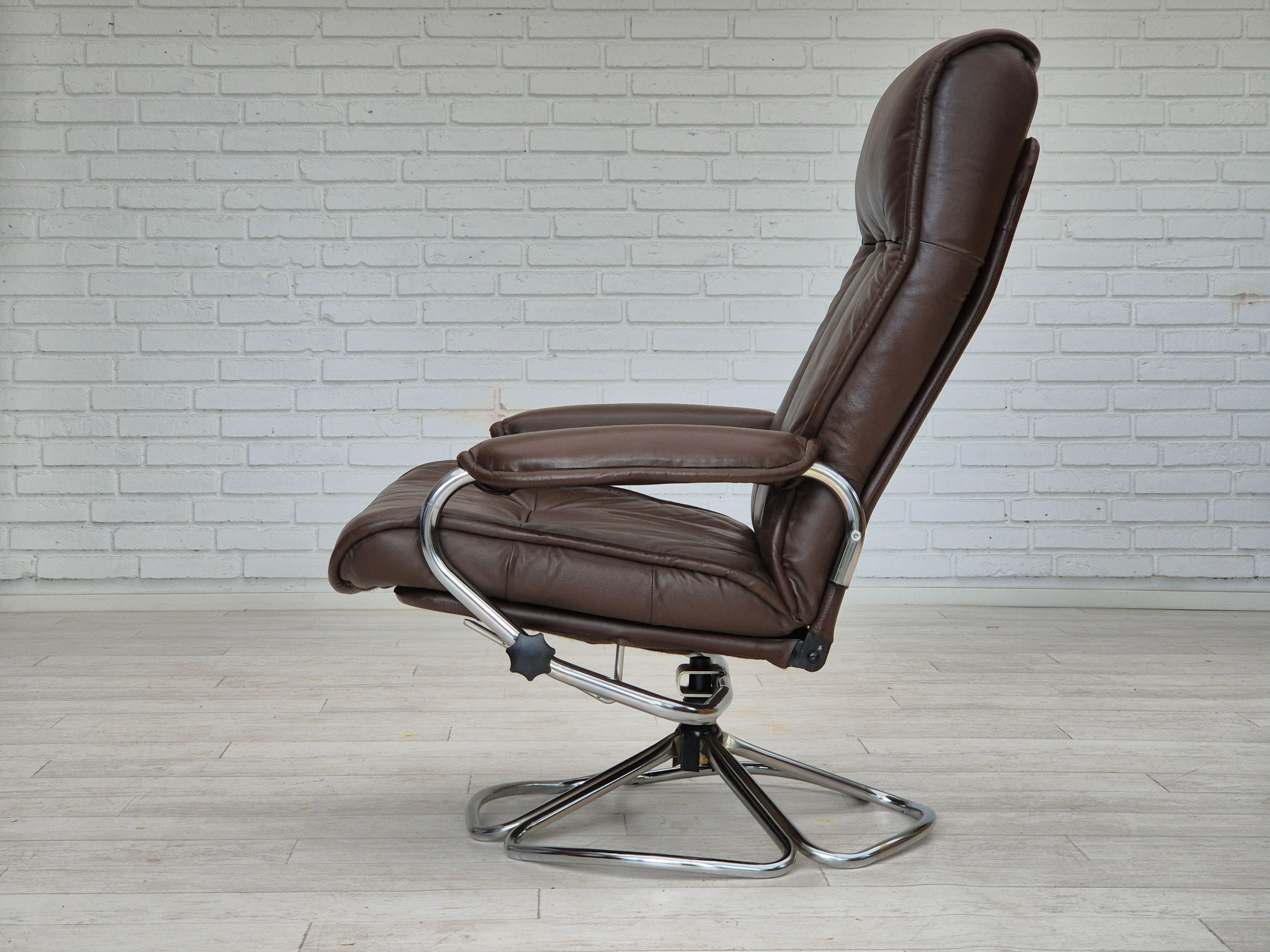 1970s, Danish swivel chair, original condition, leather, chrome steel. For Sale 6