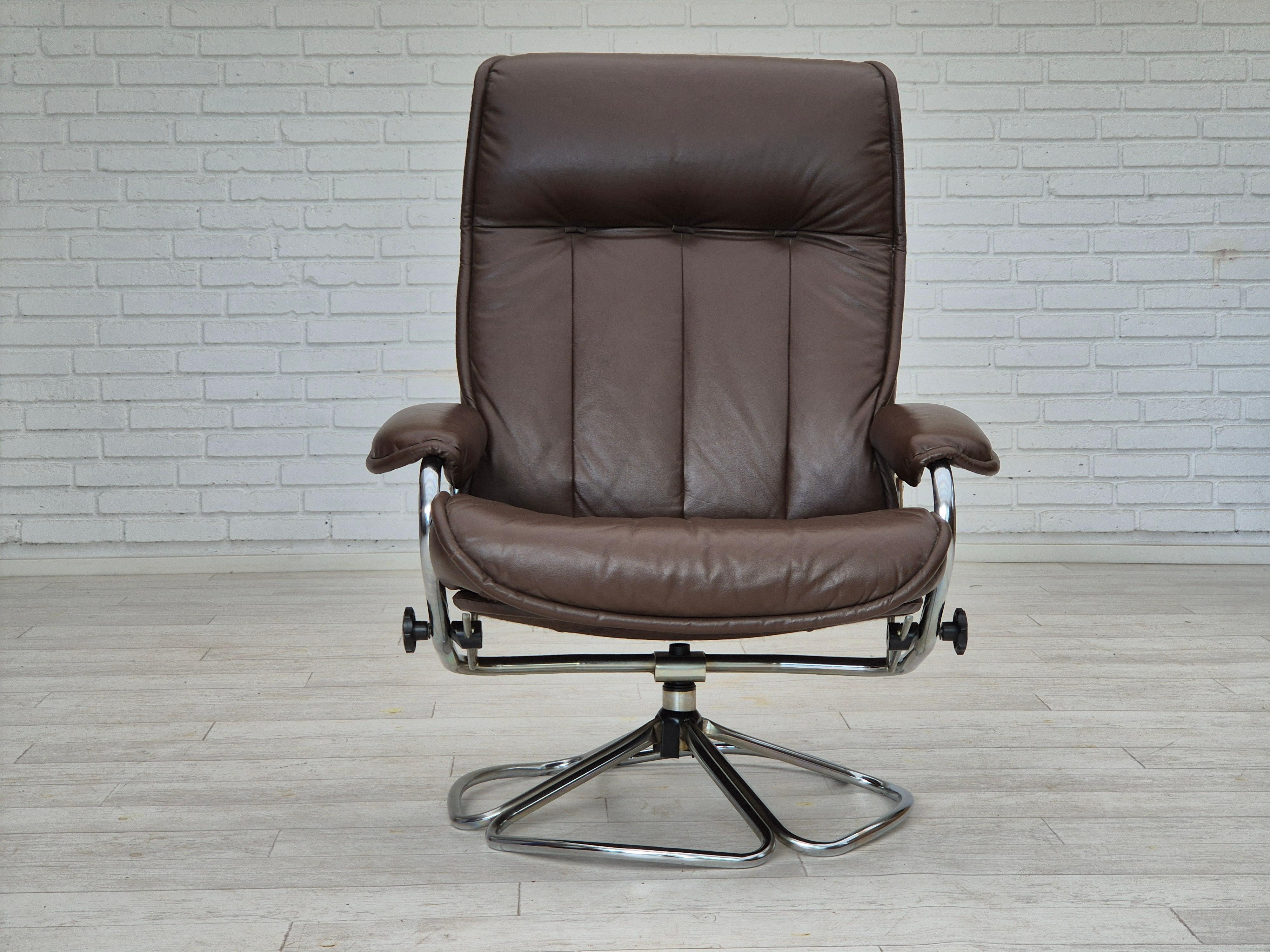 1970s, Danish swivel chair, original condition, leather, chrome steel. For Sale 7