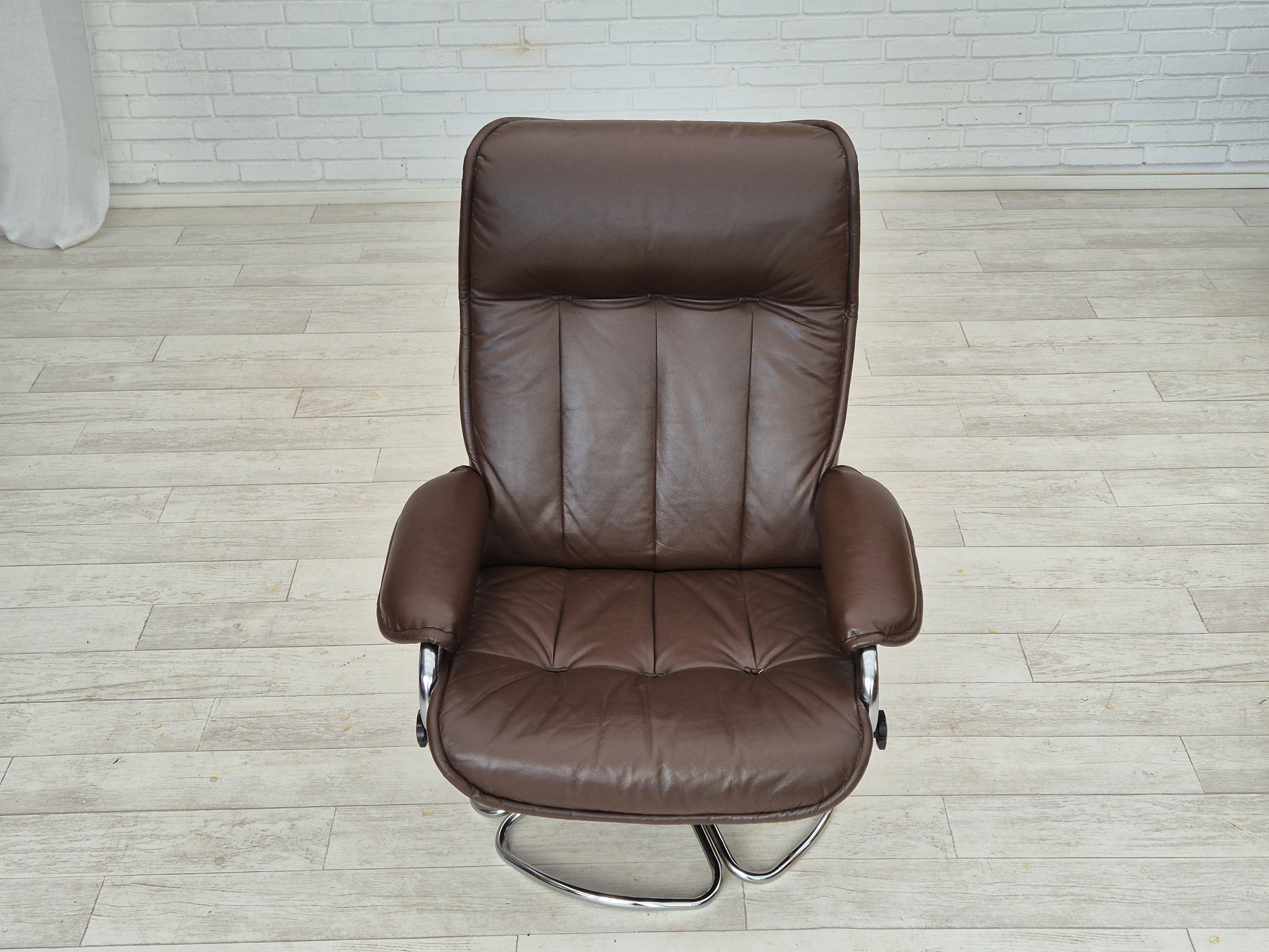 1970s, Danish swivel chair, original condition, leather, chrome steel. For Sale 8