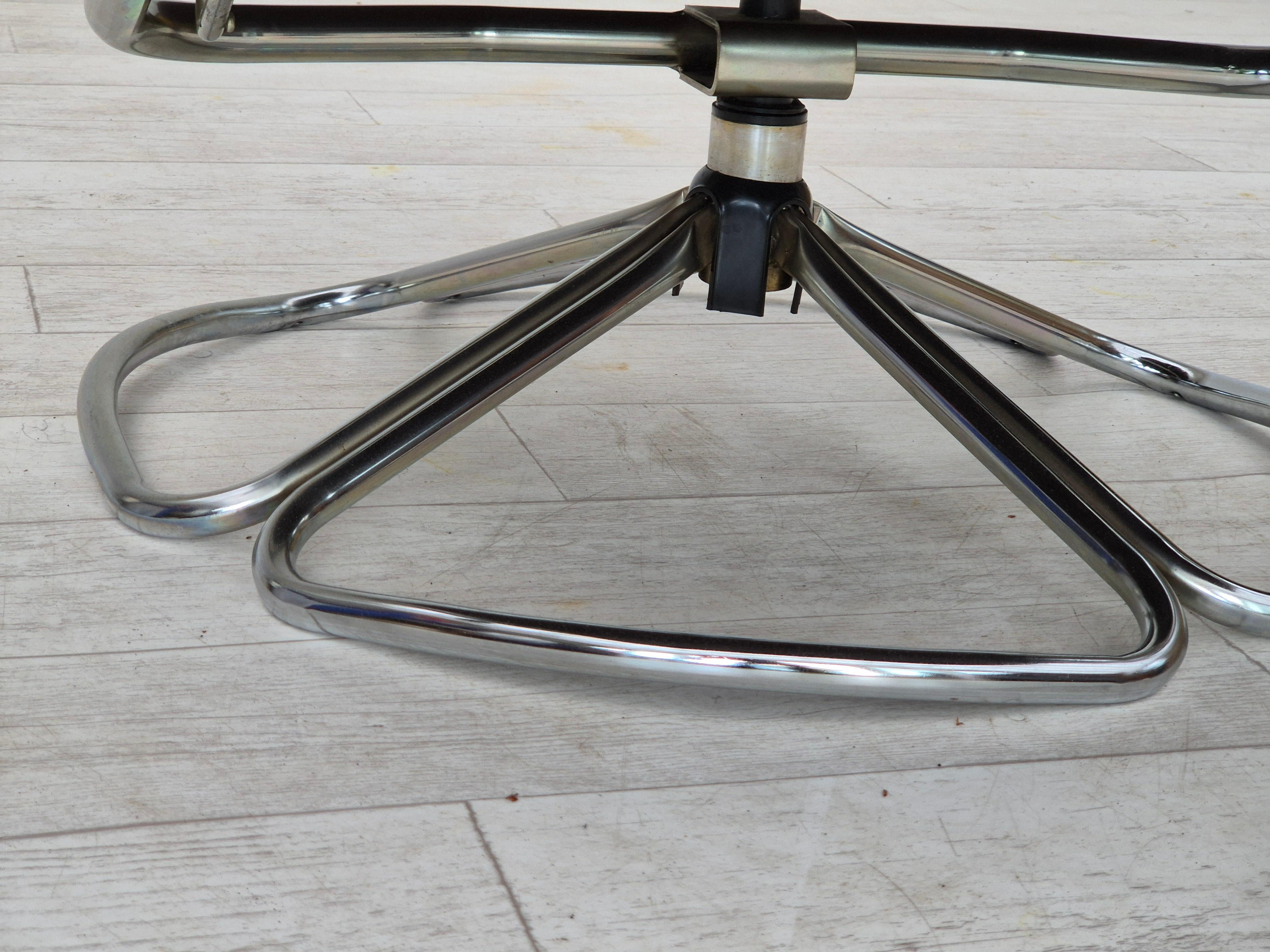 1970s, Danish swivel chair, original condition, leather, chrome steel. For Sale 9