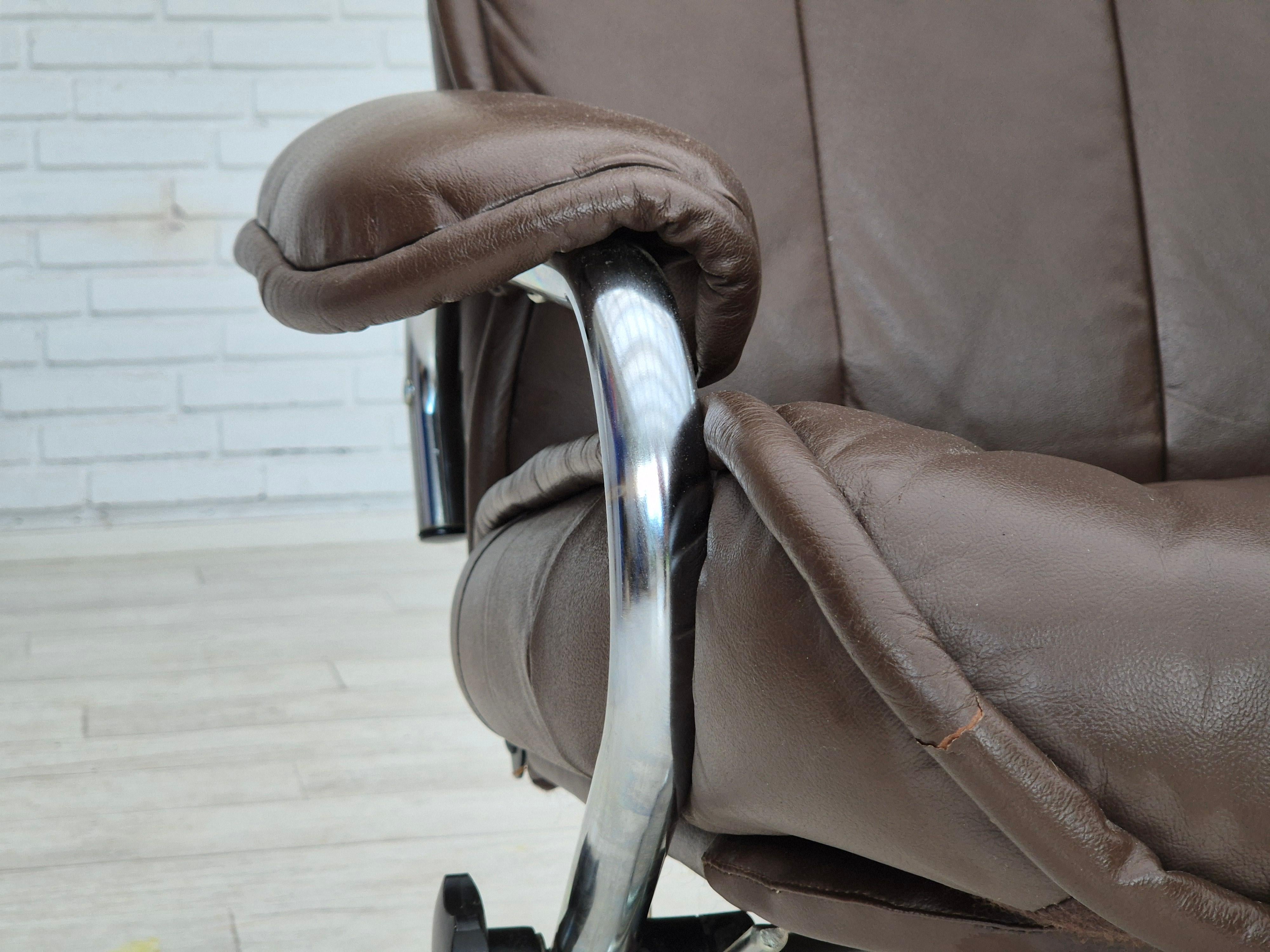 1970s, Danish swivel chair, original condition, leather, chrome steel. For Sale 10