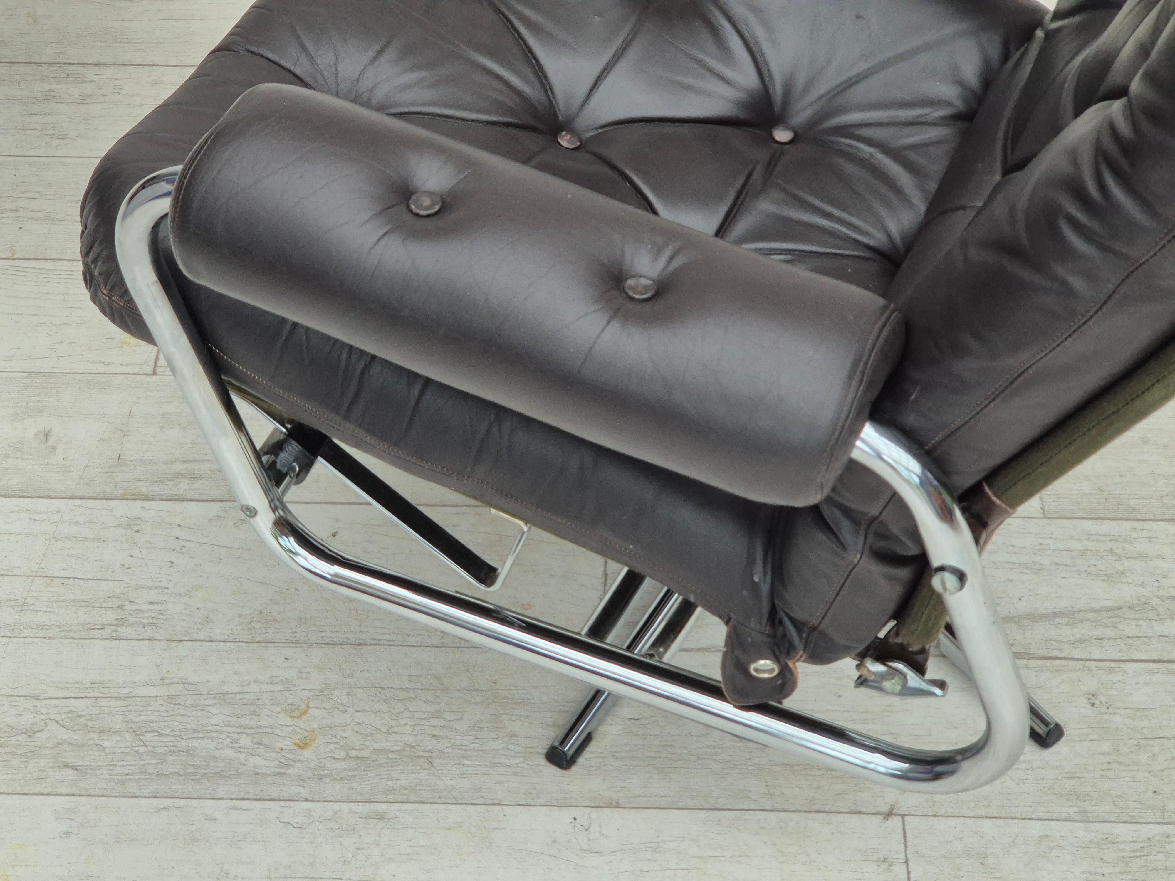 1970s, Danish swivel chair, original condition, leather, chrome steel. For Sale 13