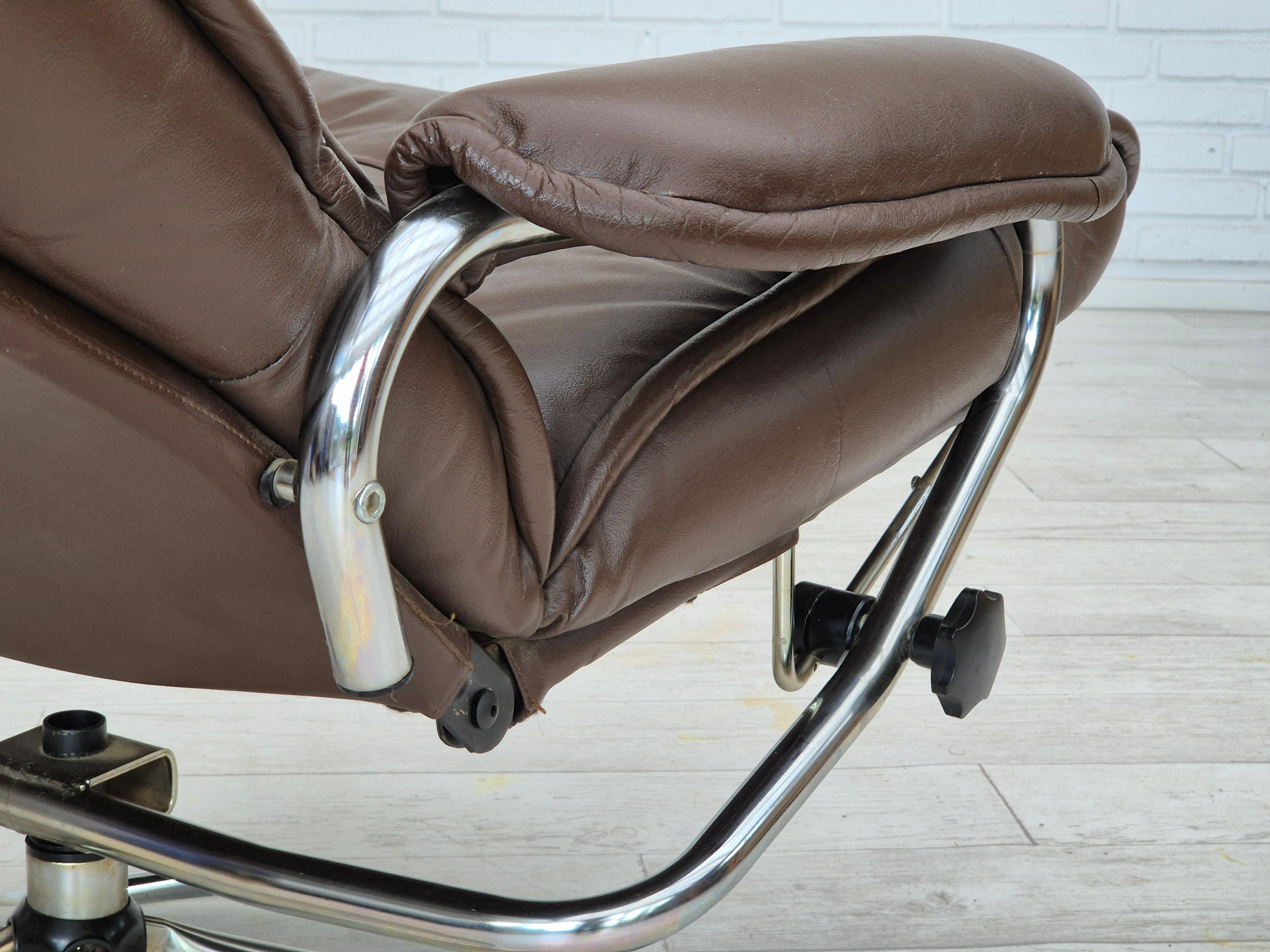 1970s, Danish swivel chair, original condition, leather, chrome steel. For Sale 13