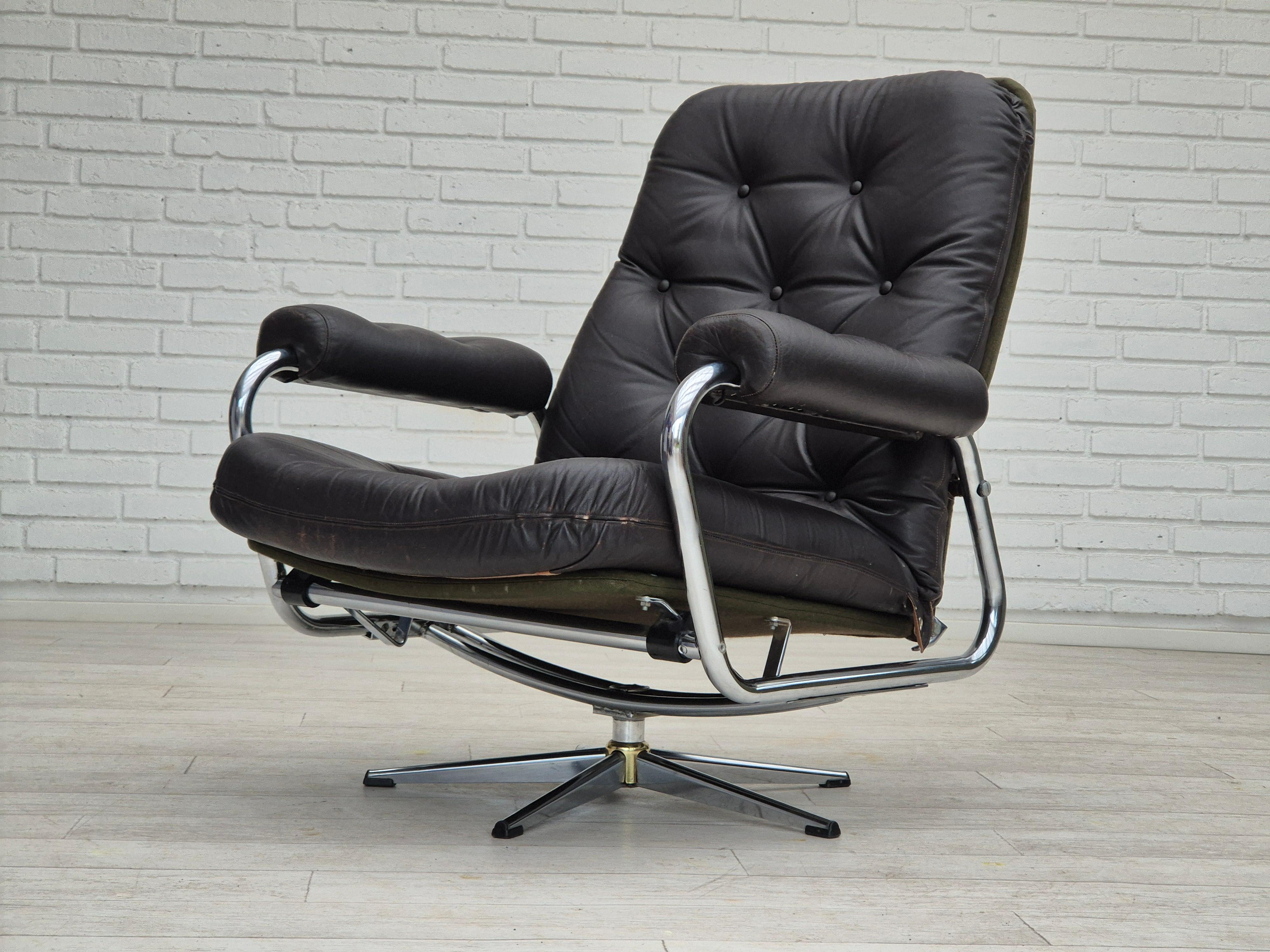 1970s, Danish swivel chair, original condition, leather, chrome steel. For Sale 14