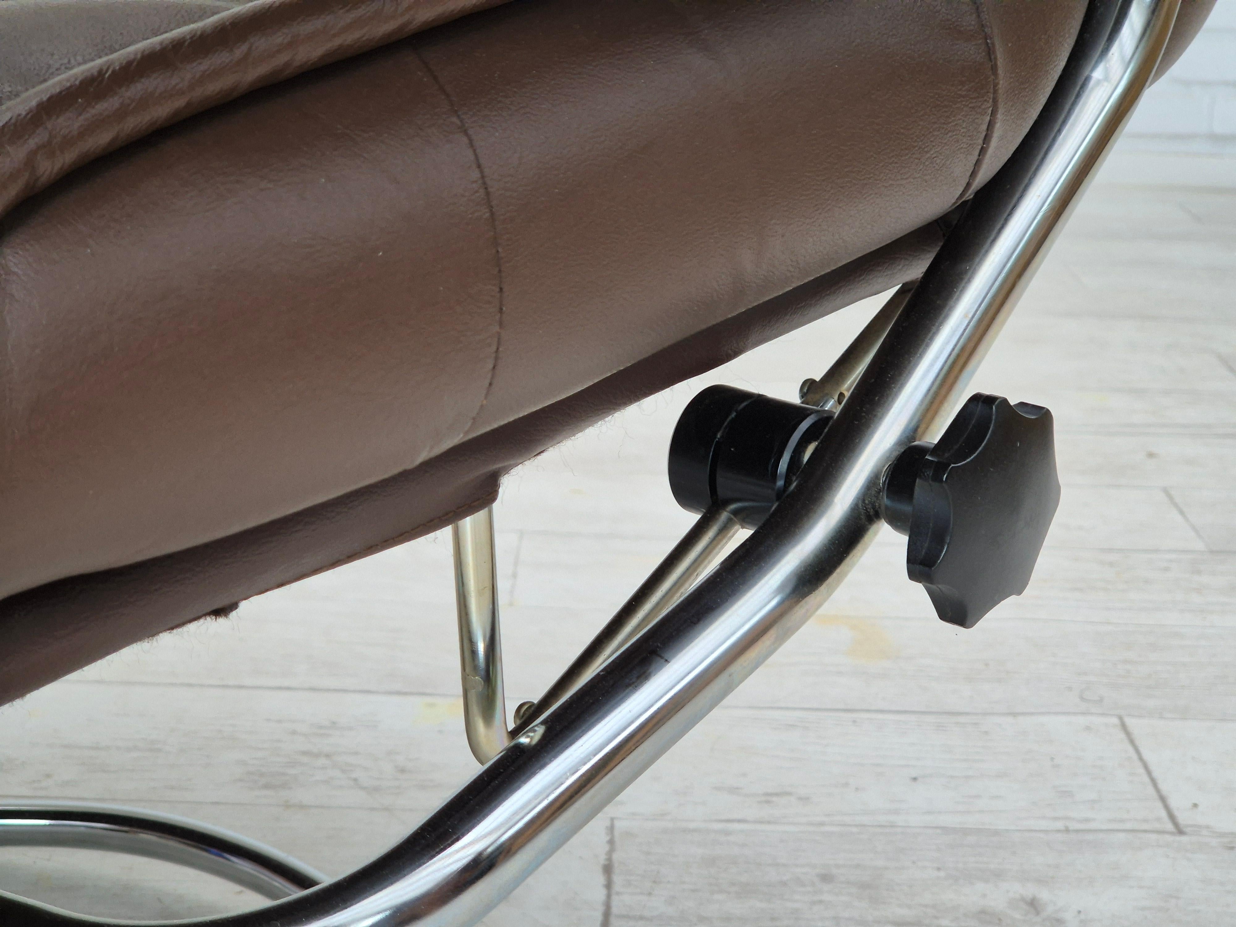 1970s, Danish swivel chair, original condition, leather, chrome steel. For Sale 14