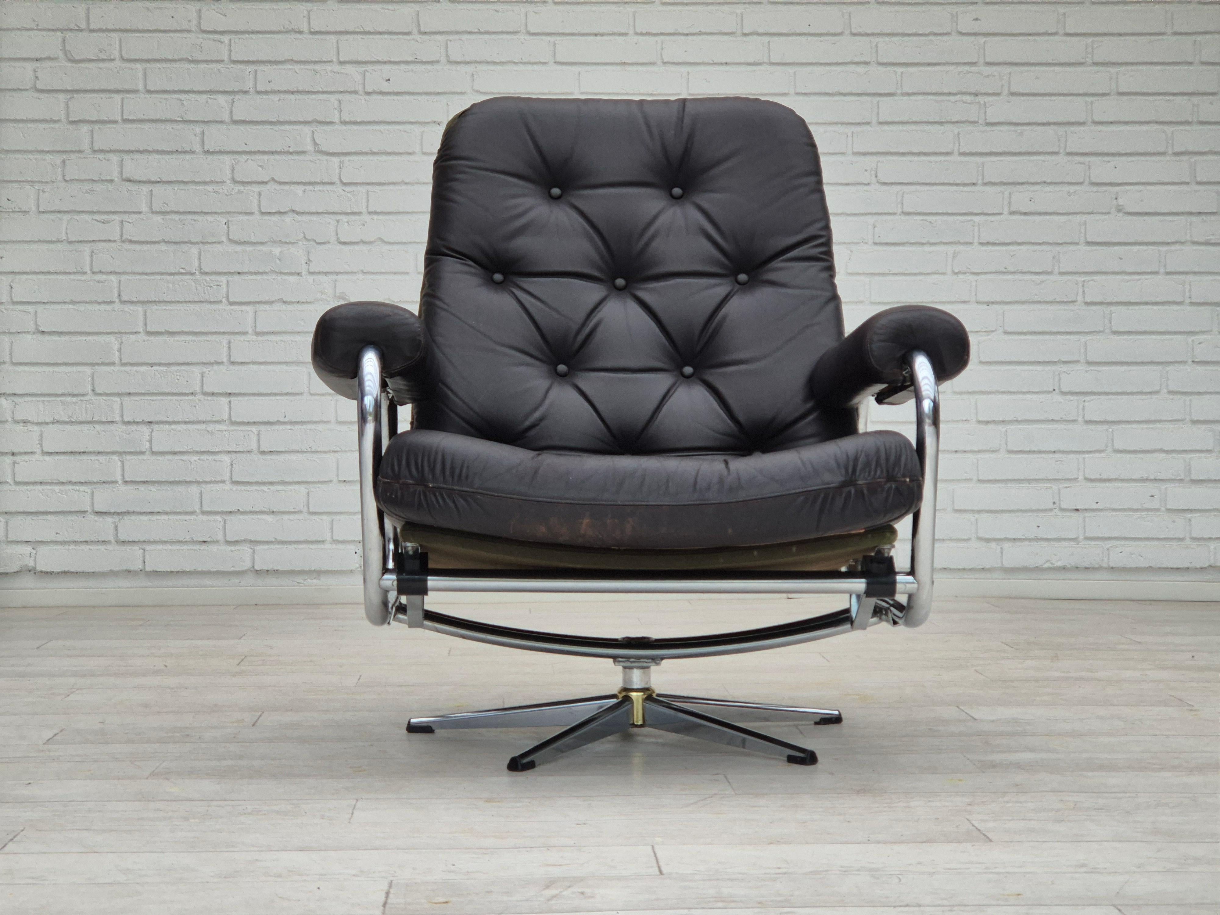 Scandinavian Modern 1970s, Danish swivel chair, original condition, leather, chrome steel. For Sale