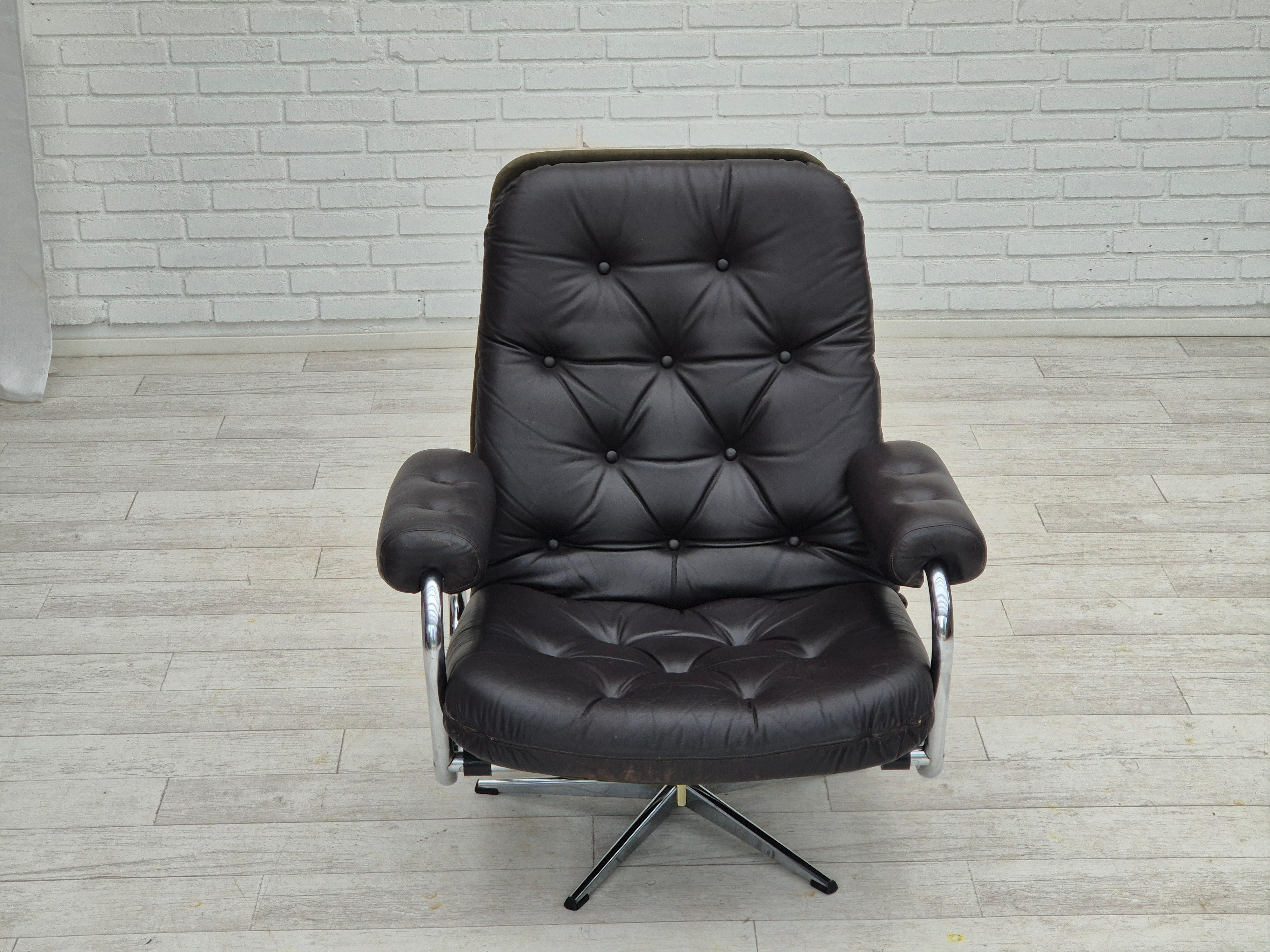 1970s, Danish swivel chair, original condition, leather, chrome steel. In Good Condition For Sale In Tarm, 82