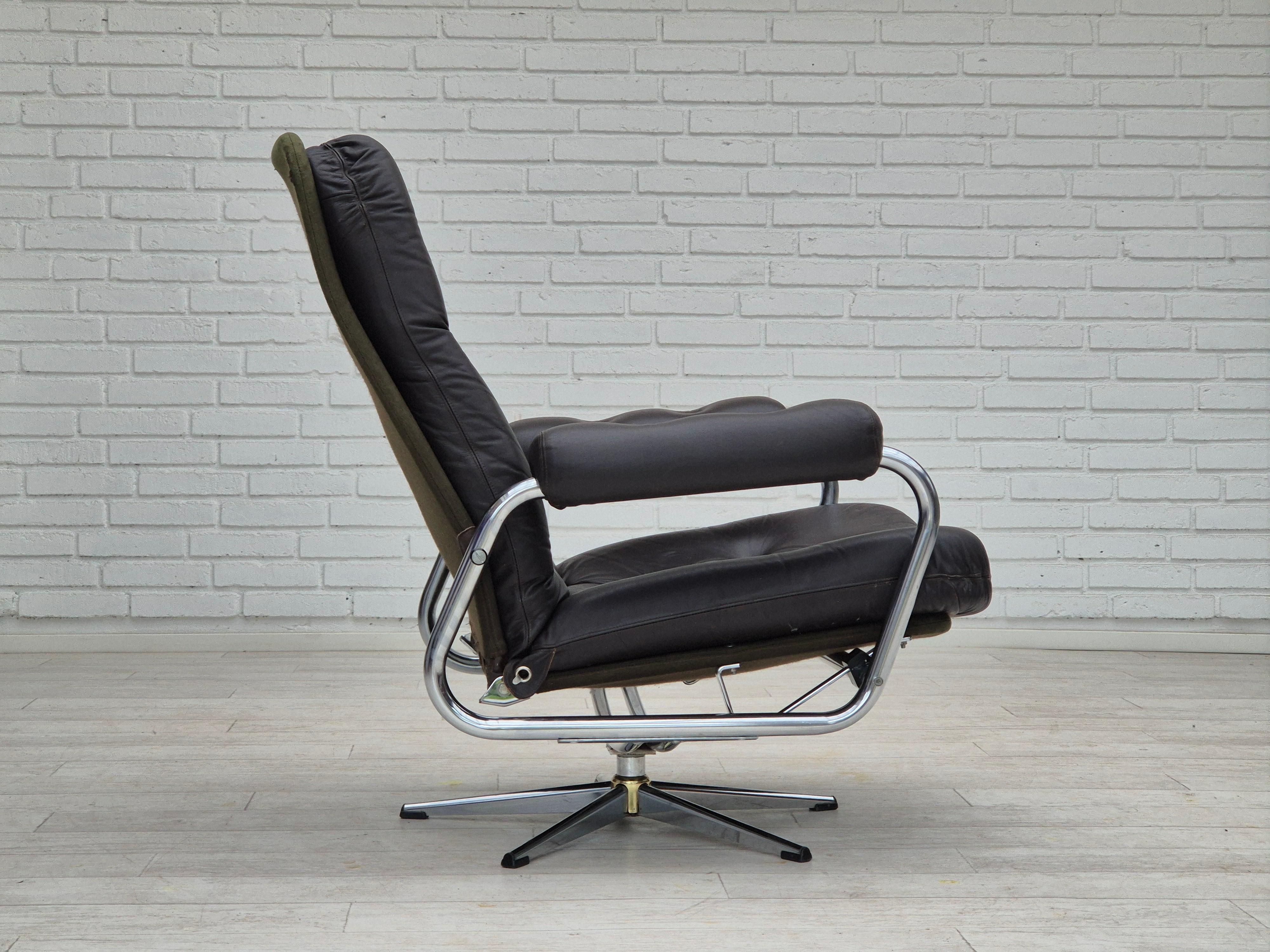 Late 20th Century 1970s, Danish swivel chair, original condition, leather, chrome steel. For Sale
