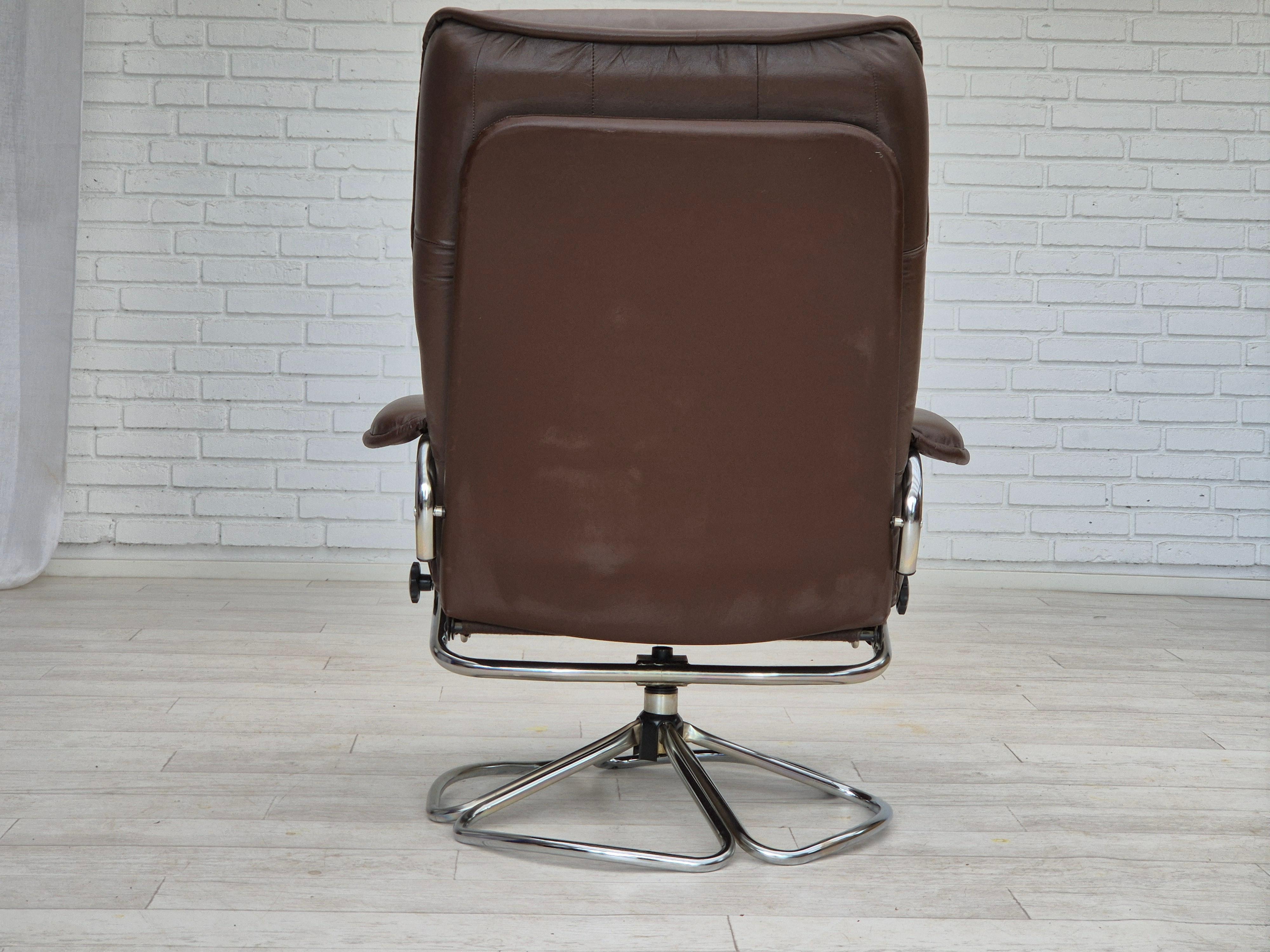 1970s, Danish swivel chair, original condition, leather, chrome steel. For Sale 1