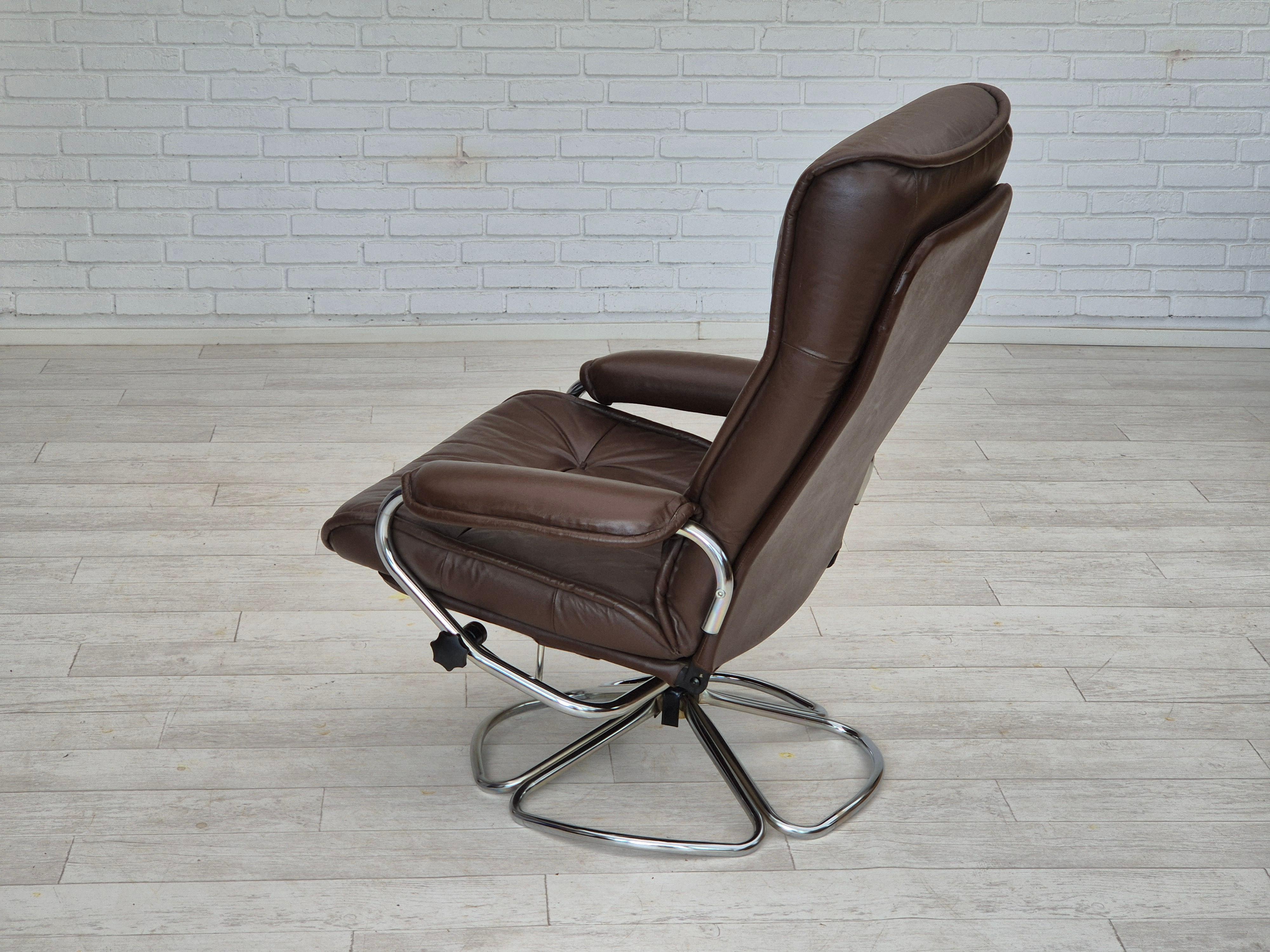1970s, Danish swivel chair, original condition, leather, chrome steel. For Sale 2